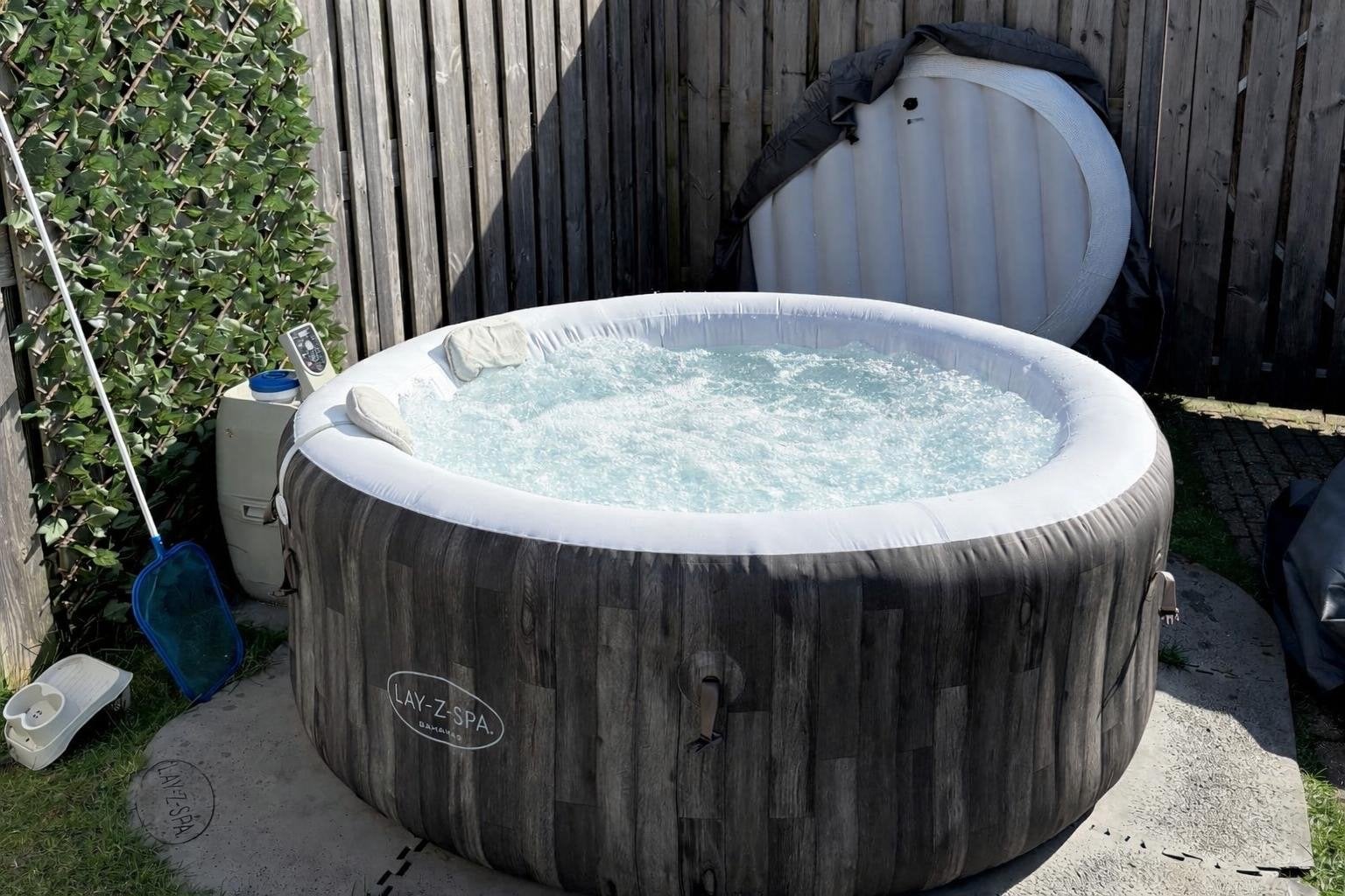 Lay-Z-Spa Bahamas Opblaasbare Jacuzzi met Pomp en Afdekzeil, Ophalen, Gebruikt, Afdekzeil, Opblaasbaar
