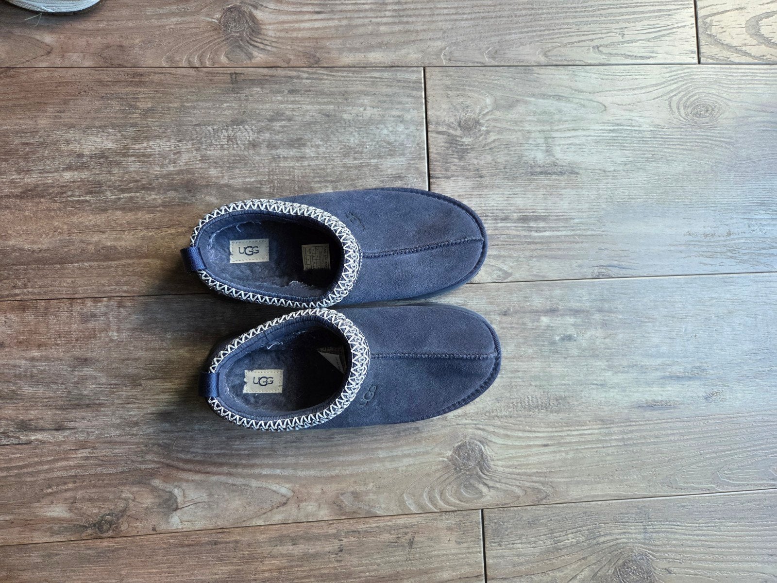 Donkerblauwe Uggs met verhoogde zool - Zo goed als nieuw, Blauw, Ophalen of Verzenden, Zo goed als nieuw, Pantoffels of Sloffen