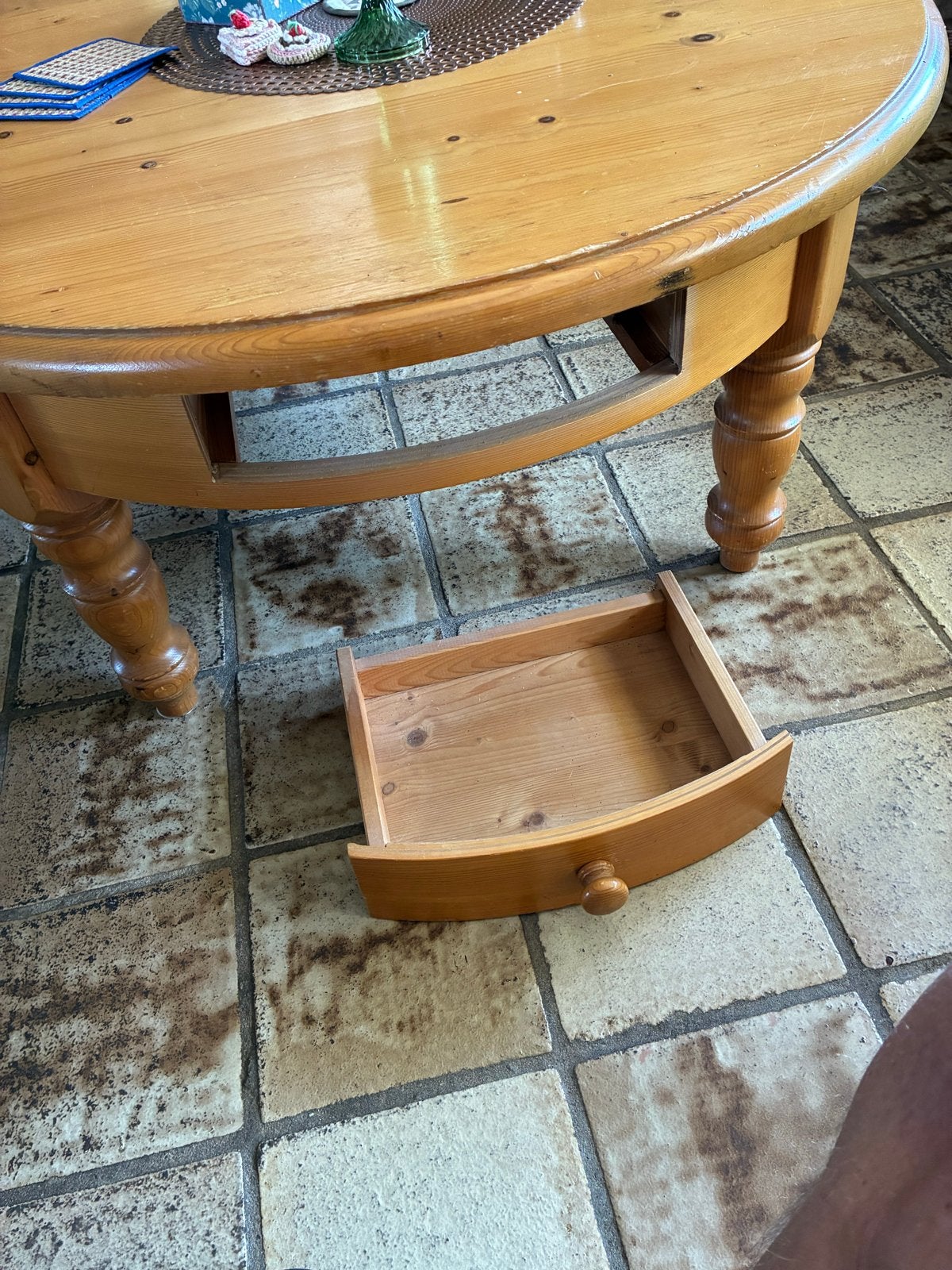 Massief grenen salontafel met lades, landhuisstijl, Ophalen, Gebruikt, 100 tot 150 cm, Rond