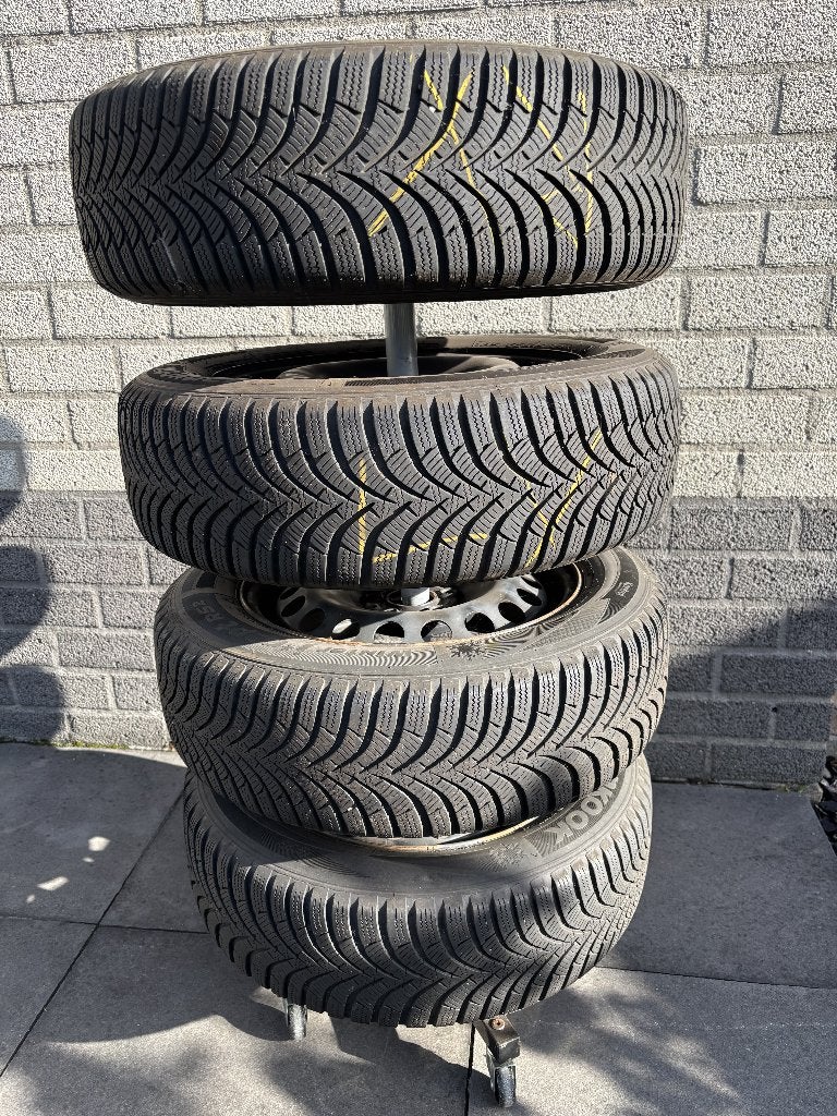 Winterbandenset stalen velg VW Polo 15", Ophalen, Gebruikt, 15 inch, Banden en Velgen