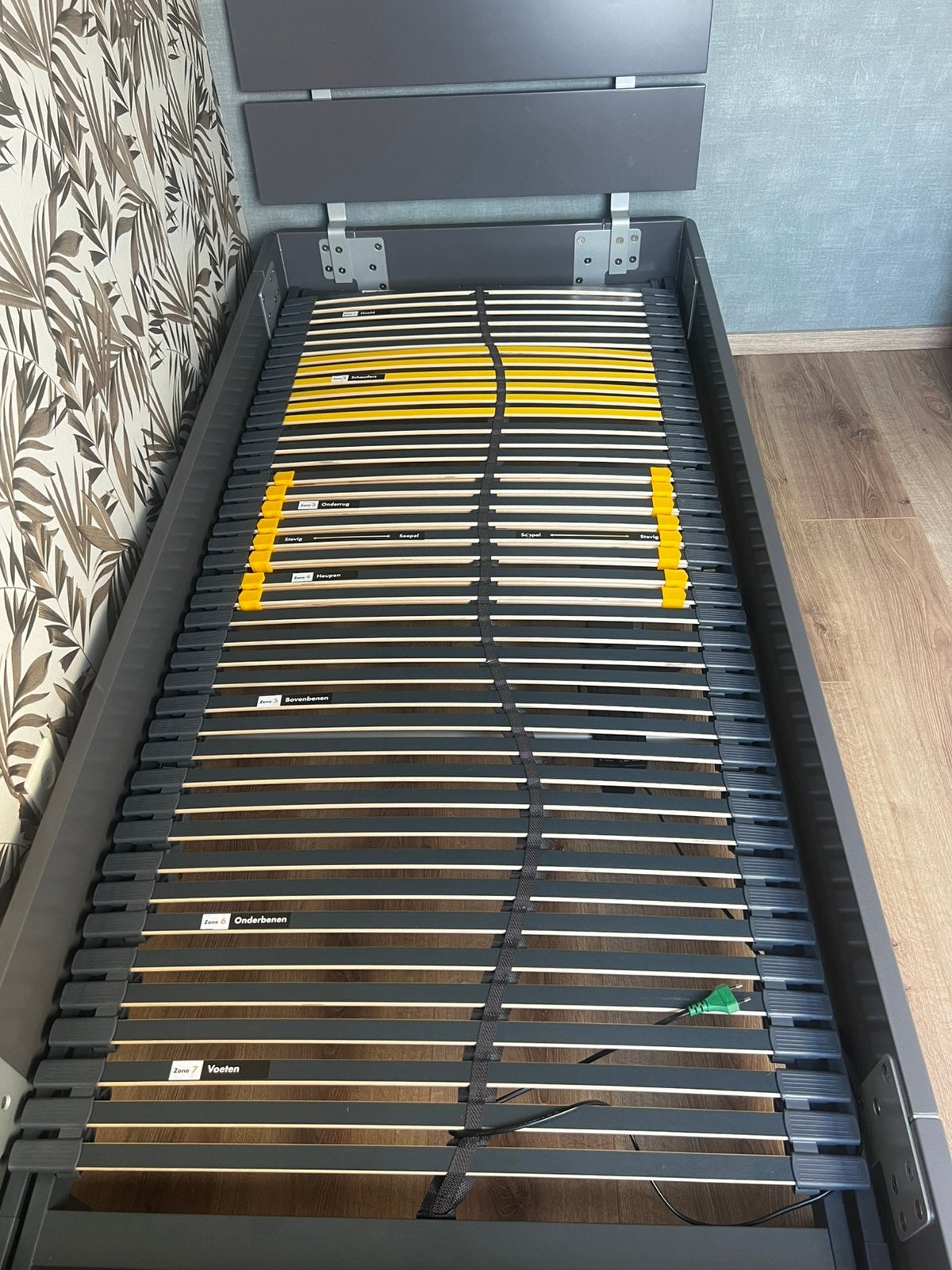 Eenpersoons elektrisch verstelbare lattenbodem, Huis en Inrichting, Ophalen, Zo goed als nieuw, Eenpersoons, 90 cm