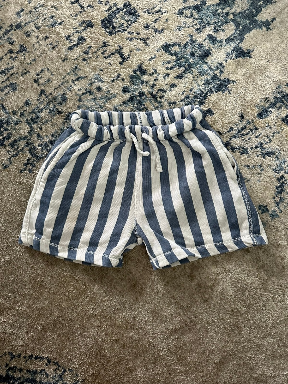 Prachtige wit blauwe korte broek / short Zara maat 98, Ophalen of Verzenden, Nieuw, Jongen, Broek