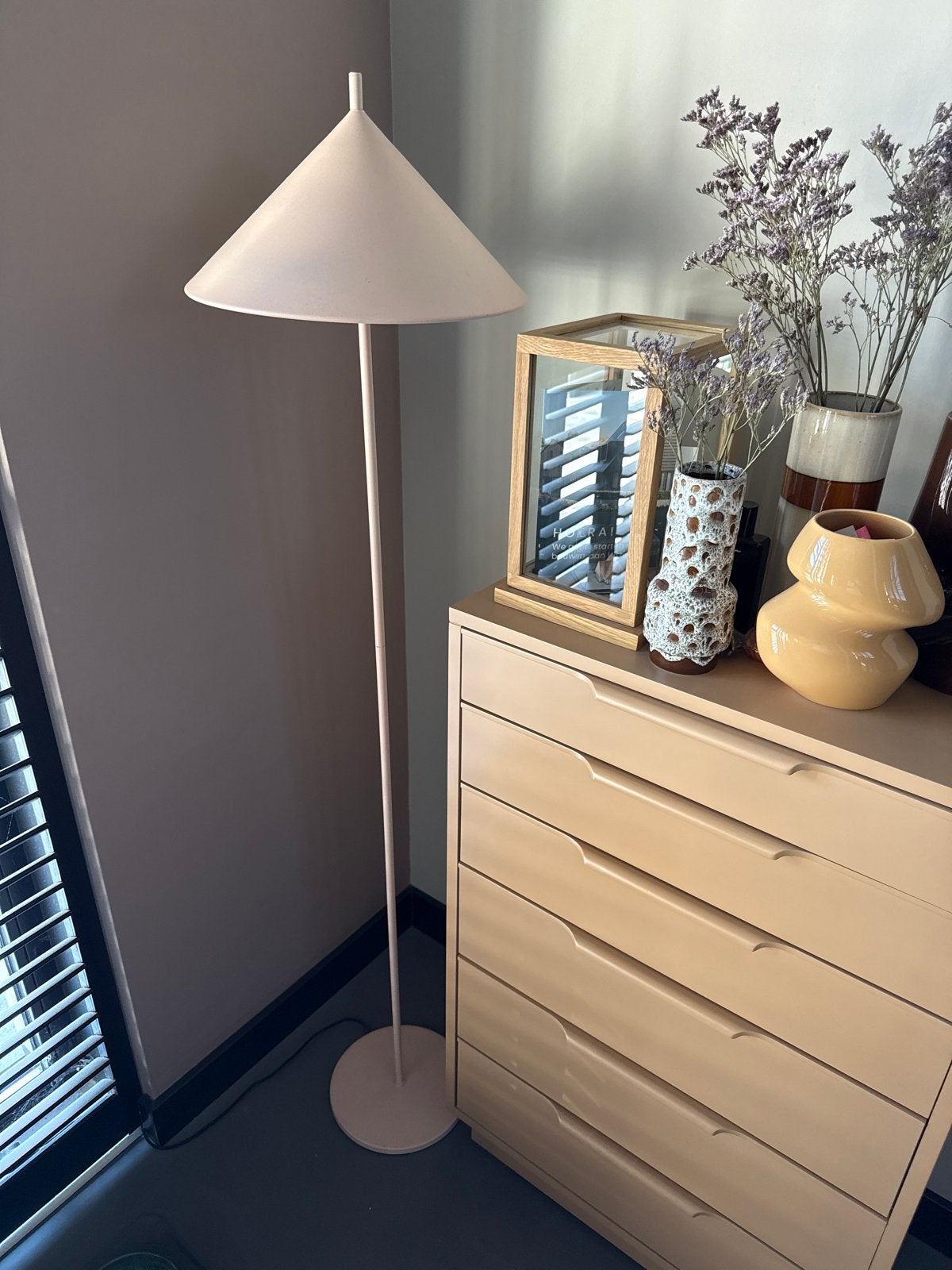 Hkliving vloerlamp met kegelvormige kap - Crème, Huis en Inrichting, Lampen | Vloerlampen, Ophalen, E27 (groot), Zo goed als nieuw