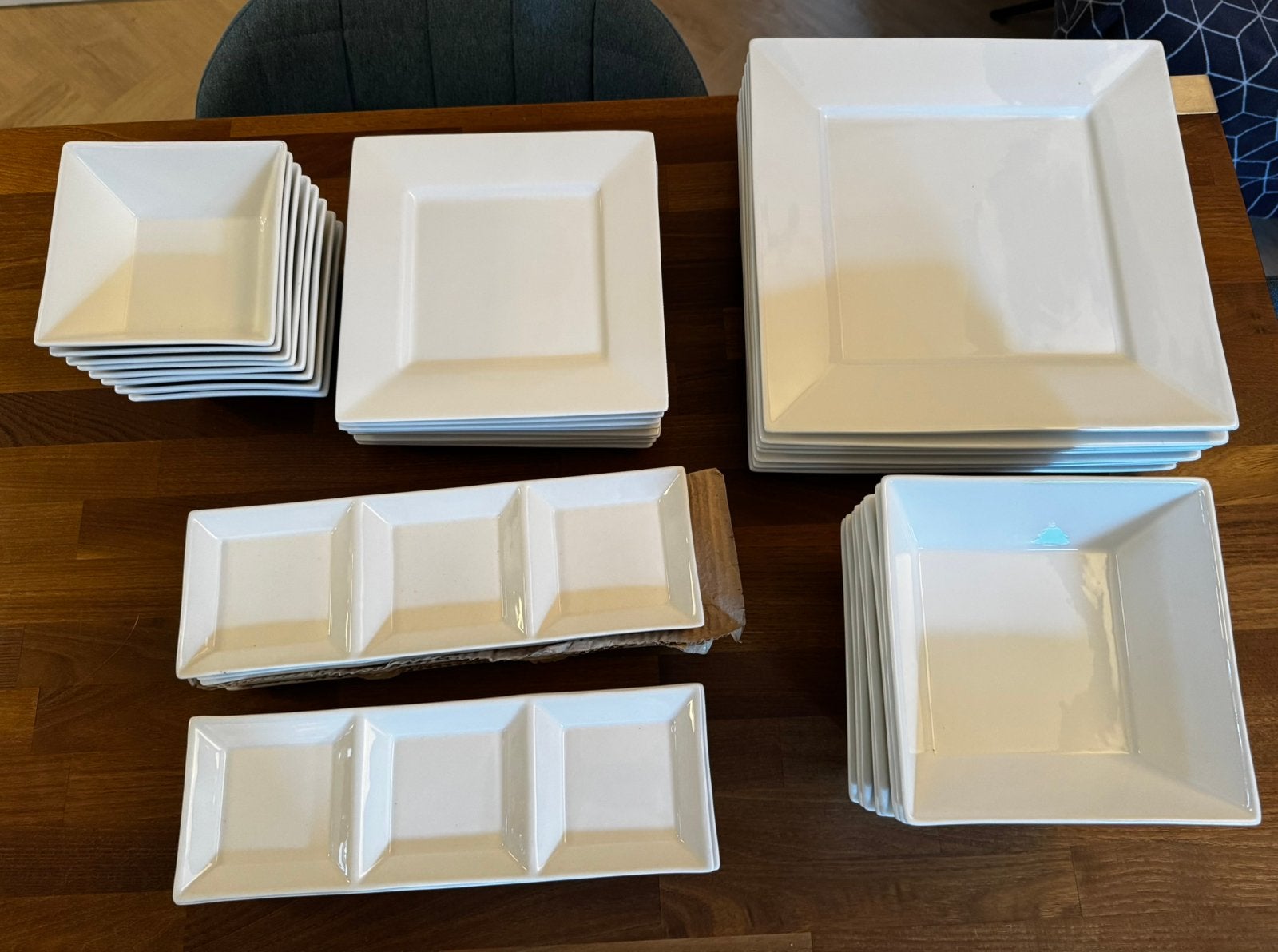 Vierkant porceleinen servies, Ophalen, Zo goed als nieuw, Bord(en), Modern