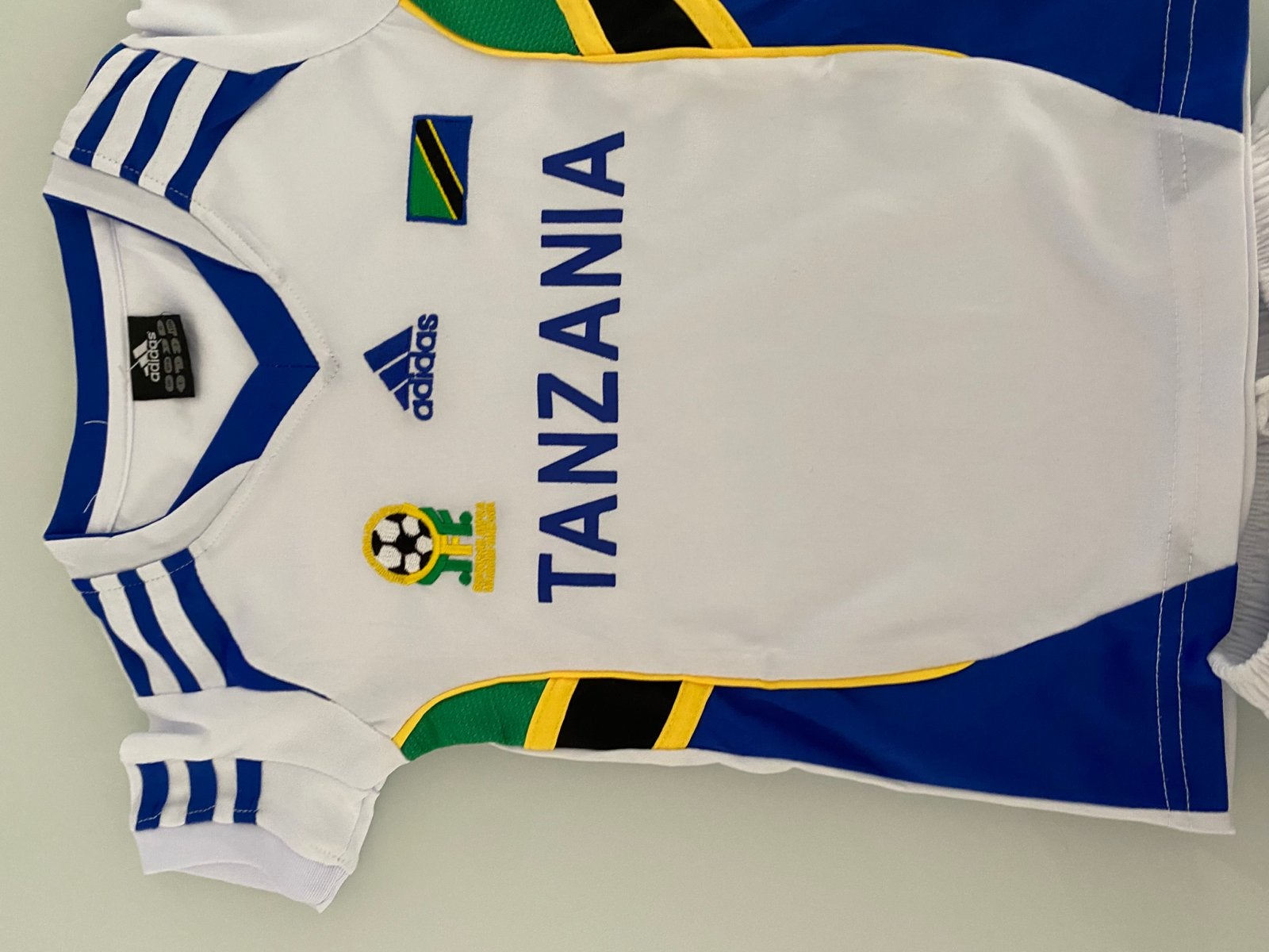 Adidas Tanzania Voetbaltenue maat 104, Kinderen en Baby's, Kinderkleding | Maat 104, Ophalen of Verzenden, Nieuw, Jongen of Meisje