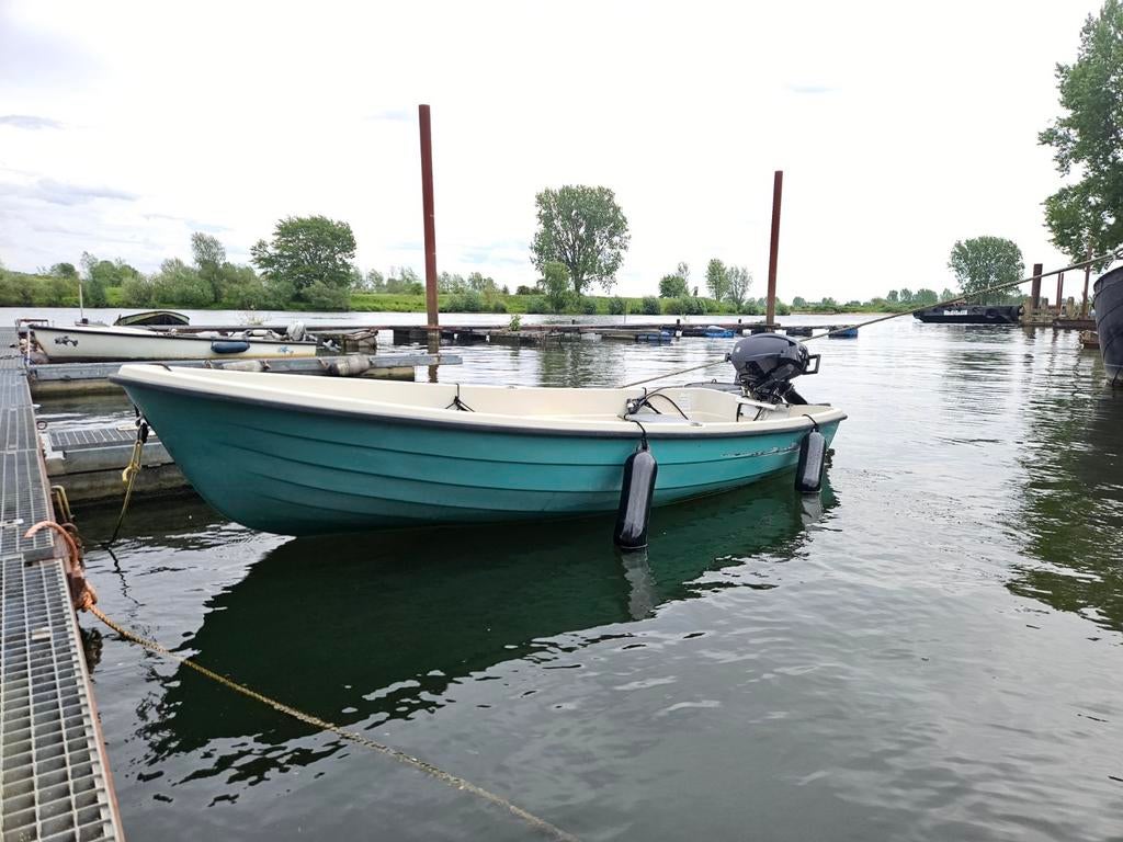 Stabiele polyester roeiboot met buitenboordmotor, Ophalen, Gebruikt, Buitenboordmotor, Trailer