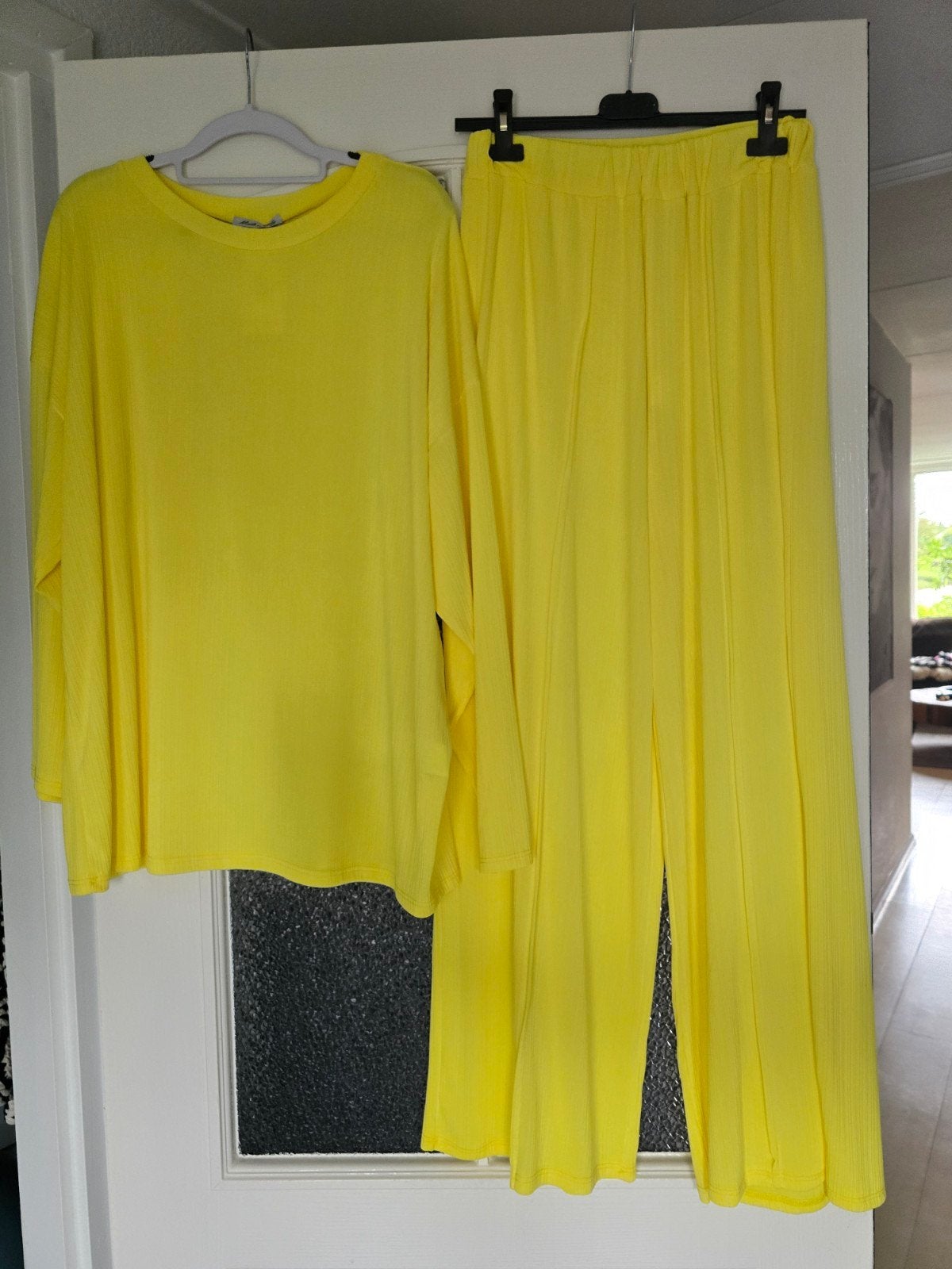 Nieuw 2delig pak geel 44 46 48 SALE, Kleding | Dames, Huispakken, Ophalen of Verzenden, Nieuw, Maat 46/48 (XL) of groter, Geel