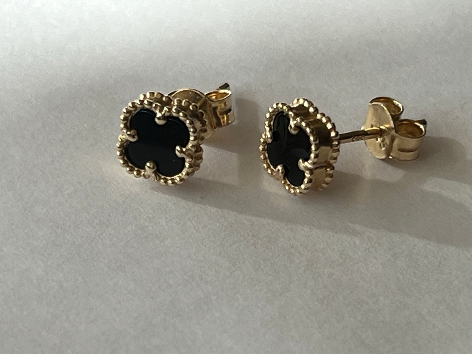 Gouden klavertje 4 oorbellen met Onyx - 14 CT, Sieraden, Tassen en Uiterlijk, Oorbellen, Verzenden, Zwart, Zo goed als nieuw, Met edelsteen