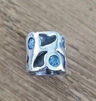 Pandora bedel met blauw strass, Sieraden, Tassen en Uiterlijk, Bedels, Gebruikt, Pandora, Ophalen of Verzenden, 1 bedel