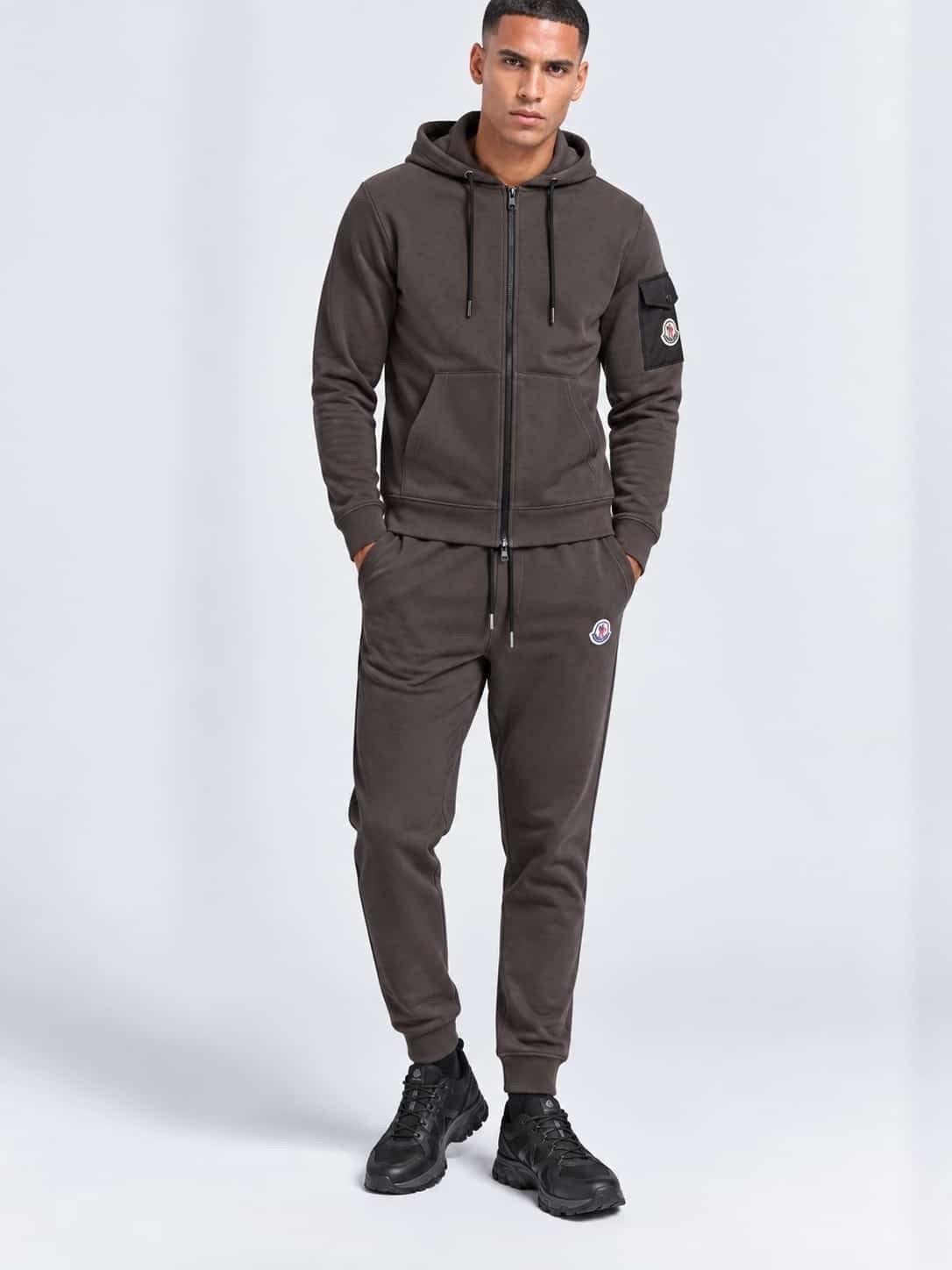 Foto 18 van Partij Under Armour Parajumpers Nike On Cloud Moncler