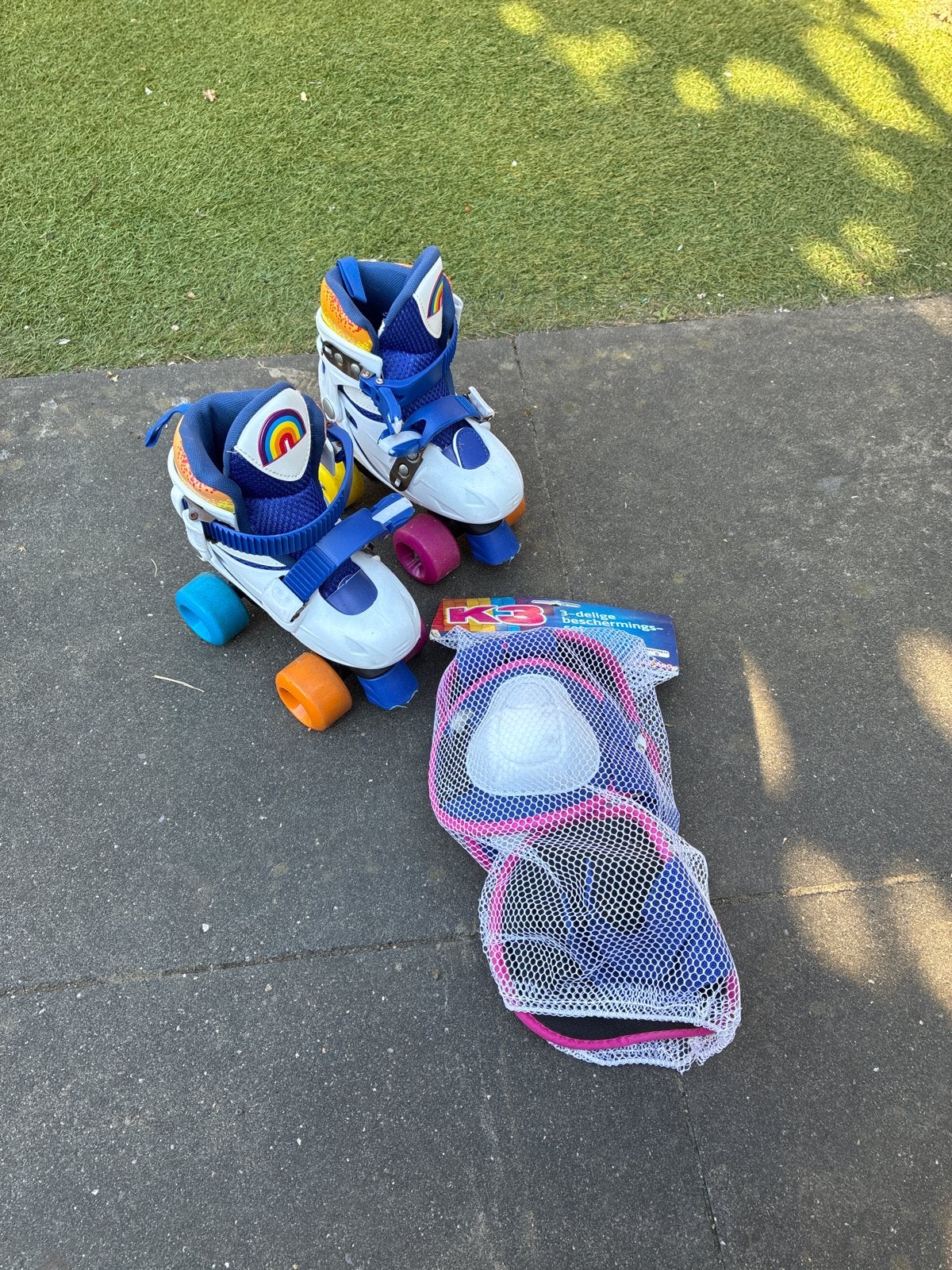 K3 rolschaatsen met beschermset - verstelbaar maat 26-29, Kinderen en Baby's, Speelgoed | Buiten | Rolschaatsen, Ophalen, Verstelbaar