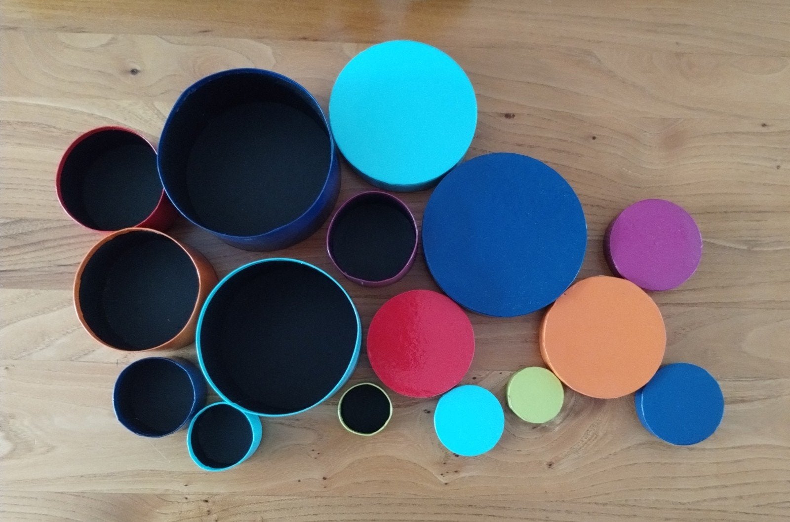8 ronde kartonnen doosjes met deksel die in elkaar passen., Gebruikt, Meerkleurig, Ophalen of Verzenden, Papier of Karton