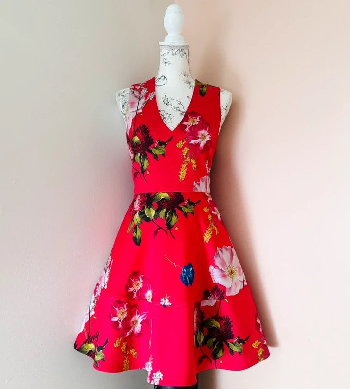 Ted Baker elegante jurk rood /kleurrijk dessin Ted3=38, Maat 38/40 (M), Zo goed als nieuw, Onder de knie, Meerkleurig