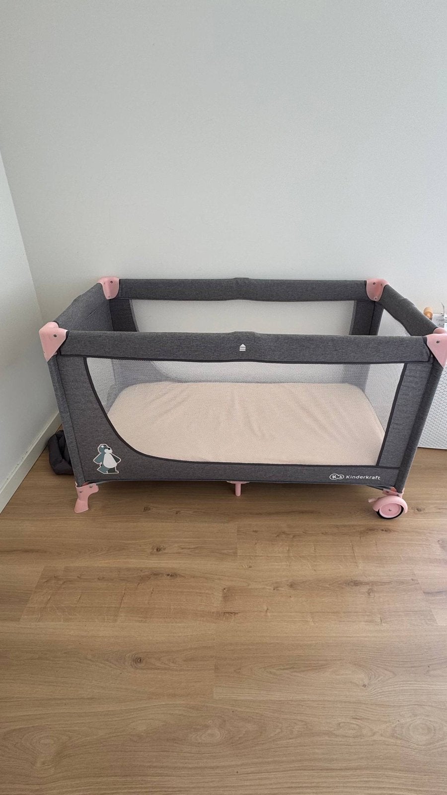 Kinderkraft Ledikant/Campingbedje met matras en wieltjes, Ophalen, Zo goed als nieuw, 70 tot 85 cm, Matras