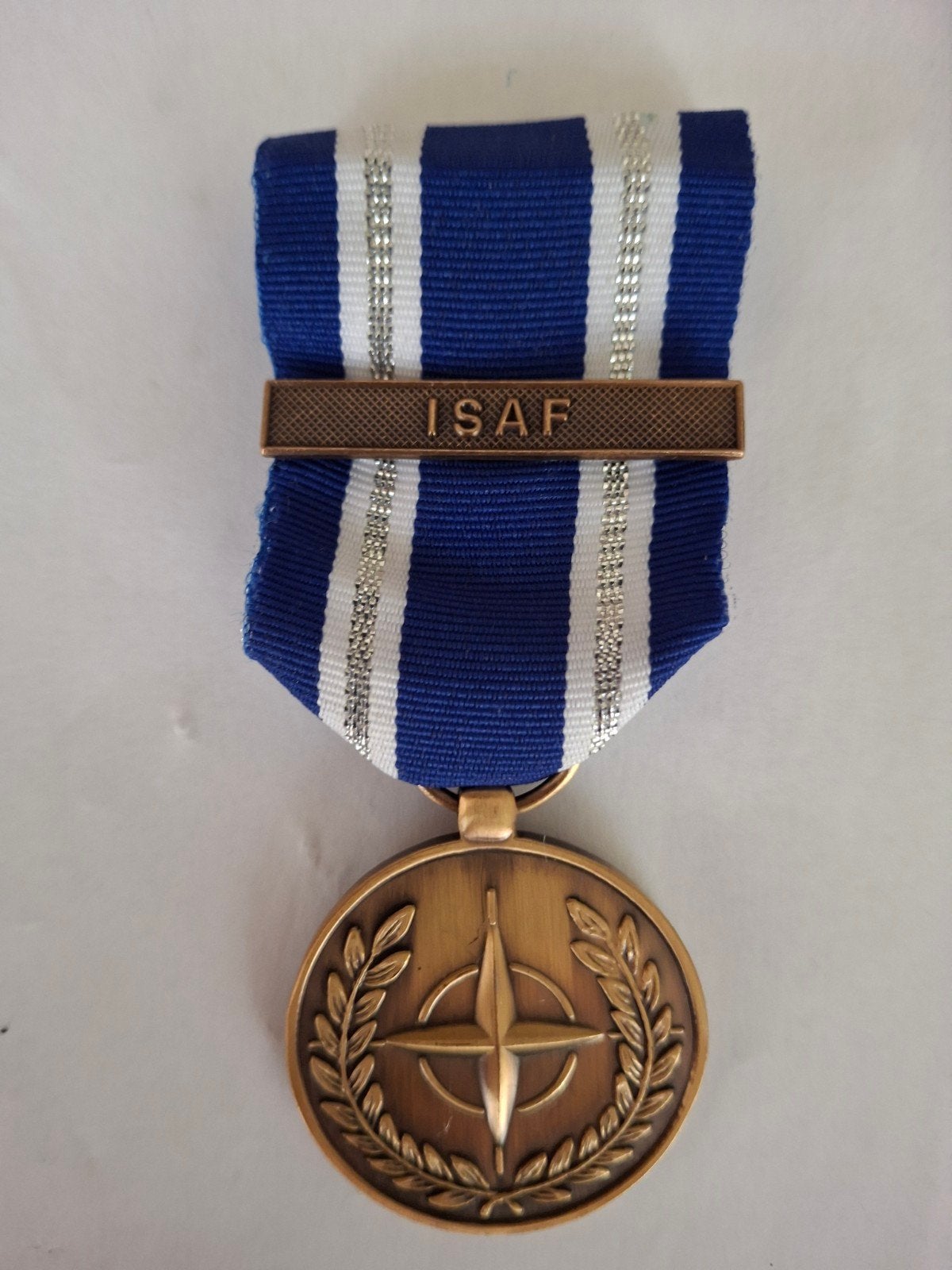 Medaille NATO ISAF, Verzamelen, Militaria | Algemeen, Ophalen of Verzenden, Landmacht, Nederland, Lintje, Medaille of Wings