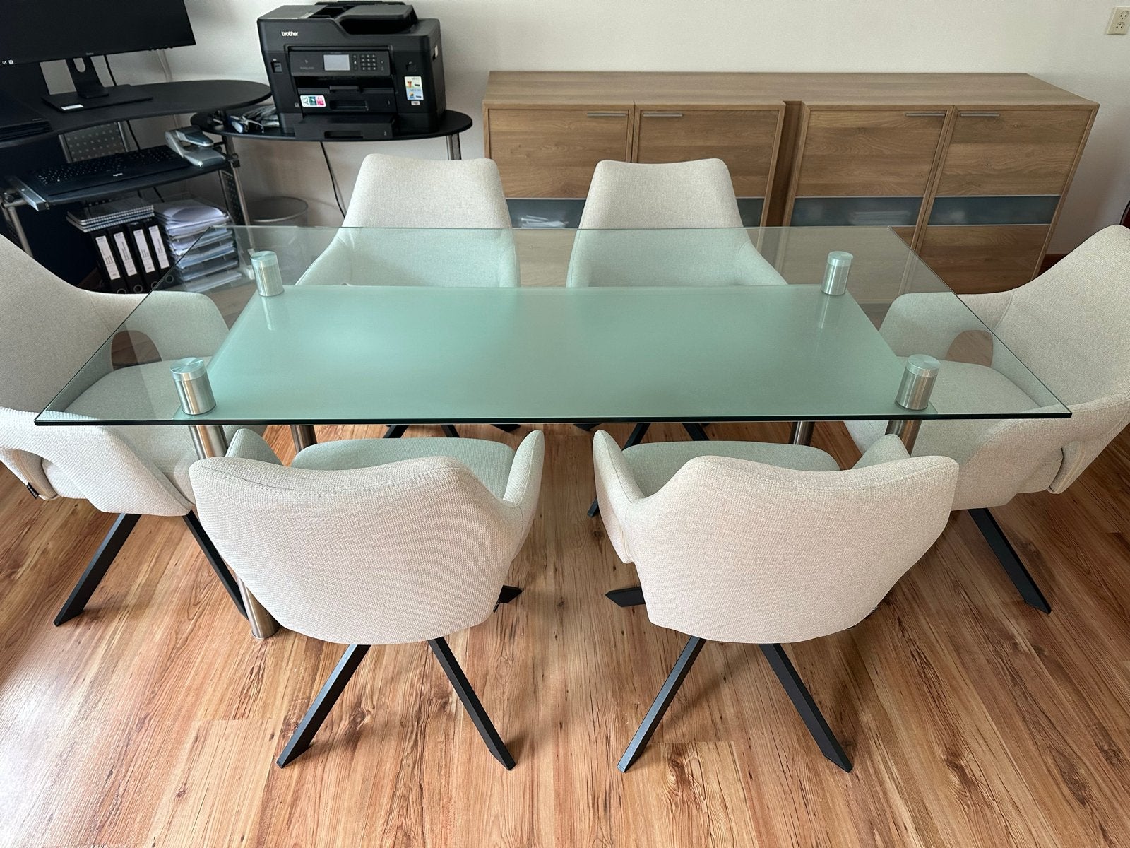Moderne glazen eettafel met metalen onderstel, Huis en Inrichting, Tafels | Eettafels, Ophalen, 50 tot 100 cm, Vijf personen of meer