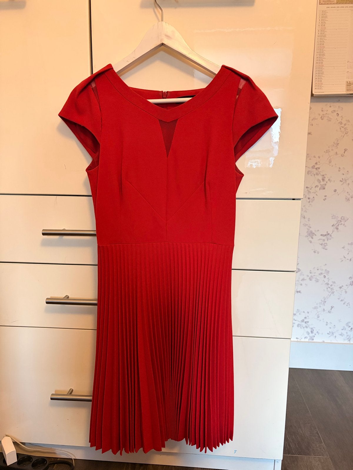 Karen Millen Rode Jurk met Plissé Rok, Kleding | Dames, Jurken, Ophalen, Zo goed als nieuw, Knielengte, Maat 34 (XS) of kleiner