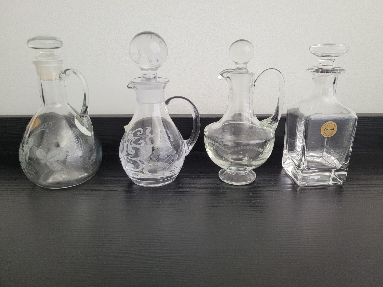 4 GLAZEN KARAFJES WAARVAN 2 GESLEPEN., Ophalen of Verzenden