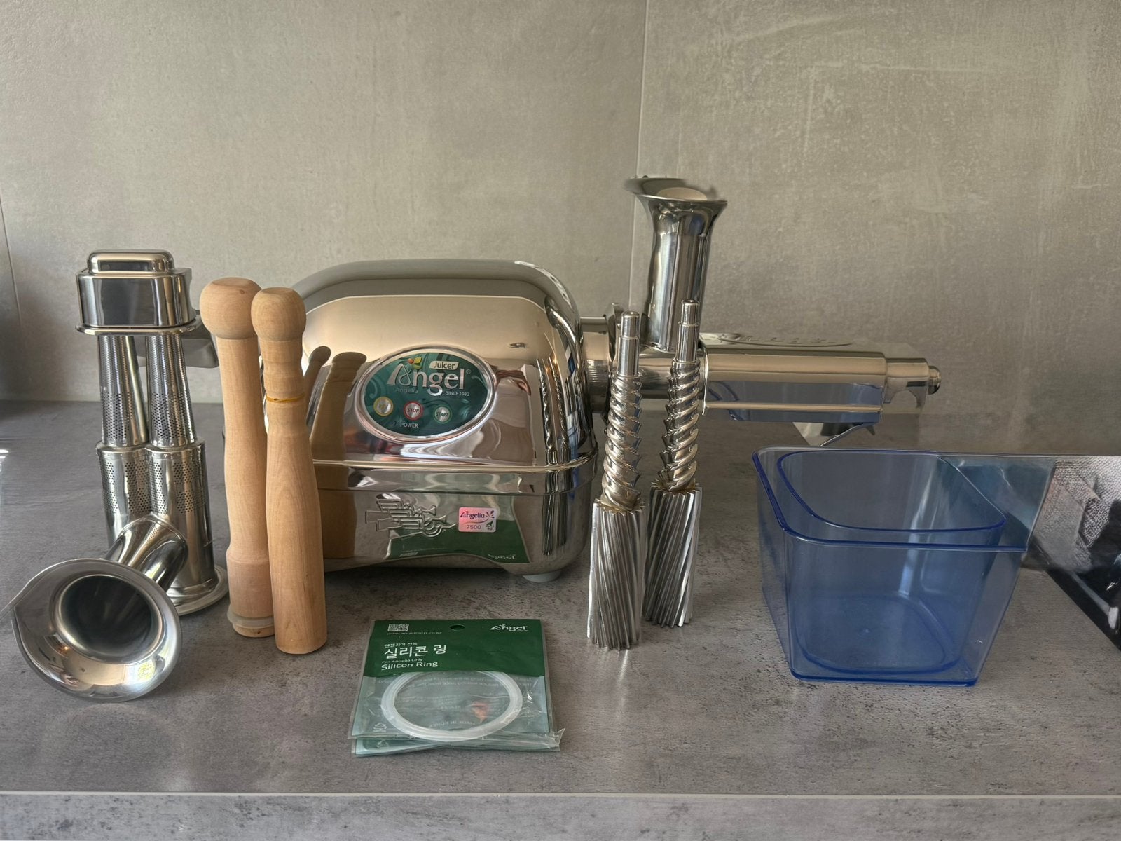Angel juicer 7500 als nieuw met extra pers, Ophalen, Zo goed als nieuw, Slowjuicer