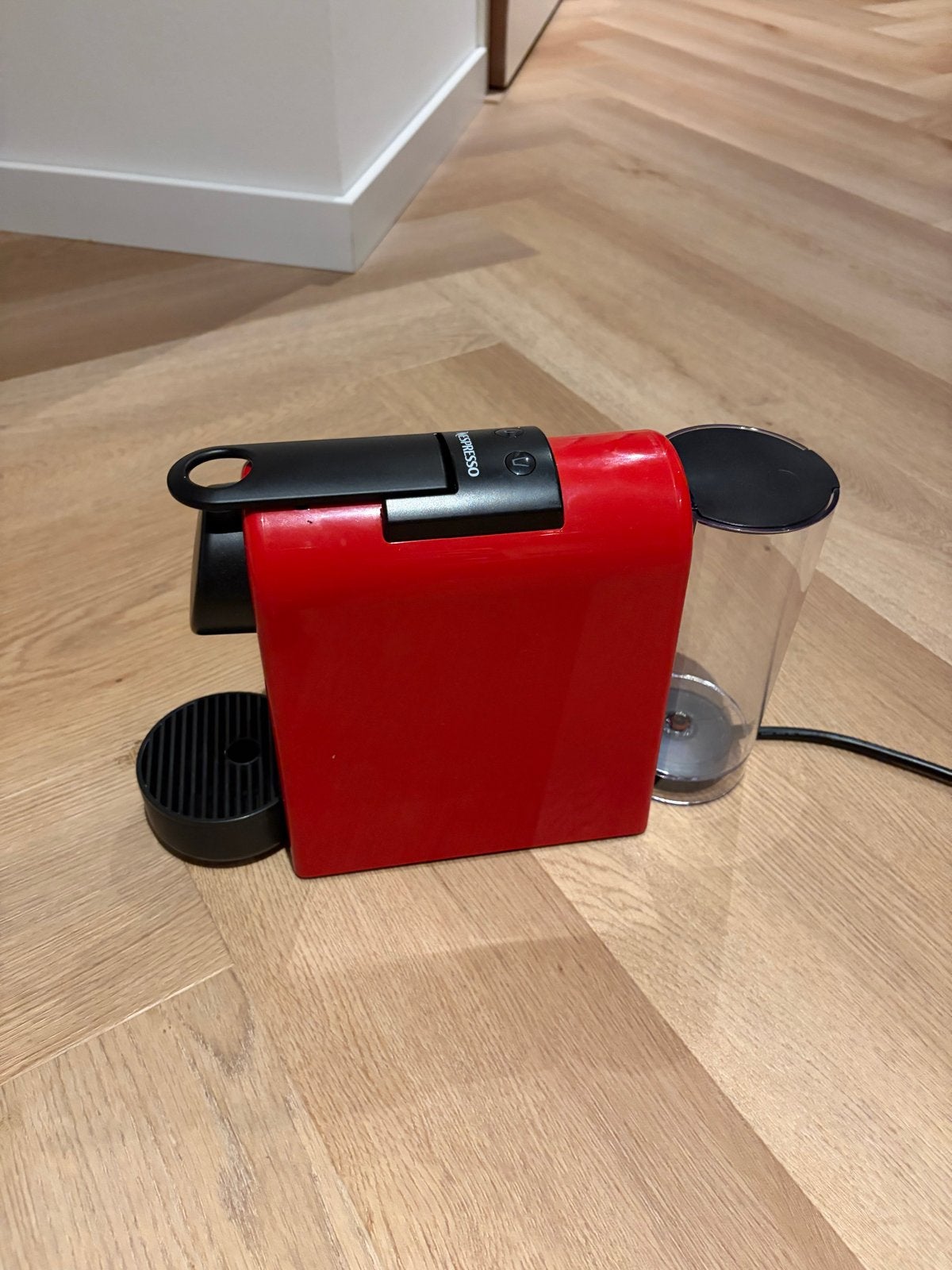 Nespresso De'Longhi Essenza Mini Rood - Compacte Koffiemachi, Espresso apparaat, Ophalen of Verzenden, Zo goed als nieuw, 1 kopje