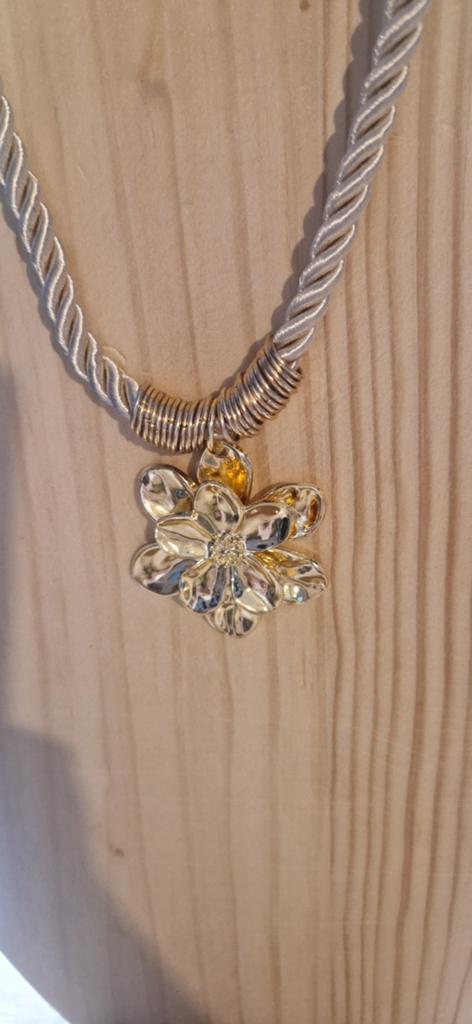 Gouden ketting met bloemhanger, Met hanger, Ophalen of Verzenden, Zo goed als nieuw, Goud