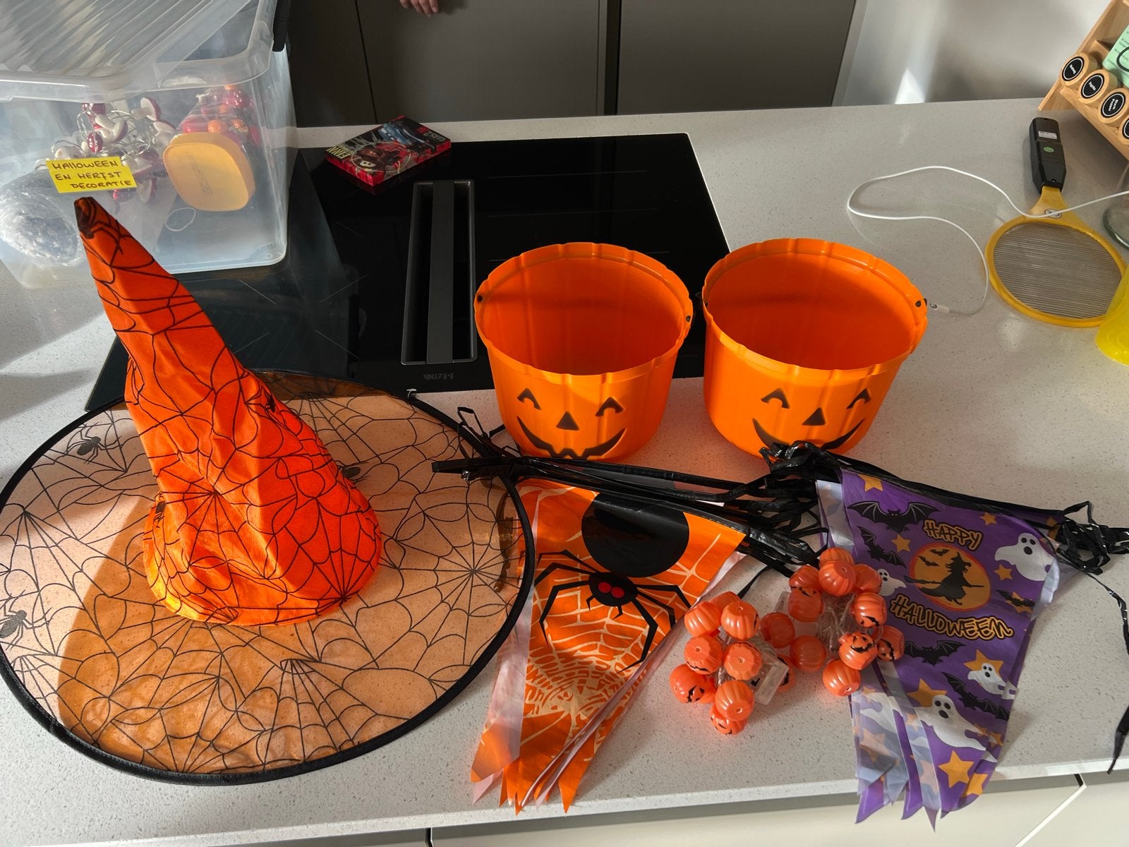 Partij Halloween spullen: heksenhoed, vlaggenlijnen, emmers, Ophalen of Verzenden, Zo goed als nieuw, Overige typen, Halloween of Griezel