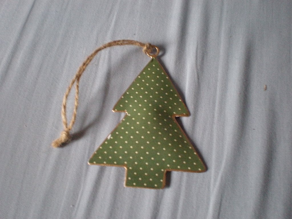 Kerstbal in de vorm van een kerstboom., Ophalen of Verzenden, Gebruikt