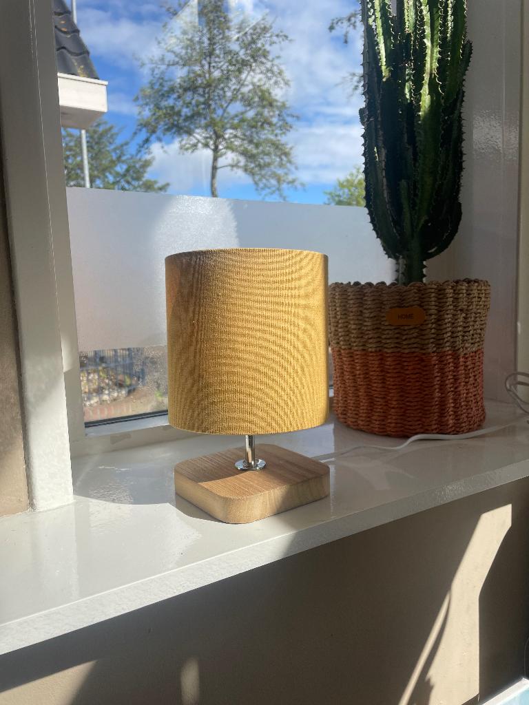 Kleine lamp / lampje okergeel schemerlamp, Huis en Inrichting, Lampen | Tafellampen, Ophalen of Verzenden, Gebruikt, Hout, Schemerlamp