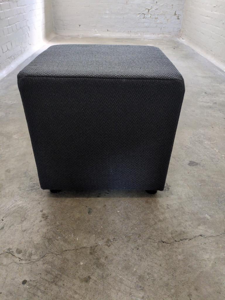 Mooie antraciet kleurige hocker., Ophalen, Zo goed als nieuw, 50 tot 75 cm, Vierkant