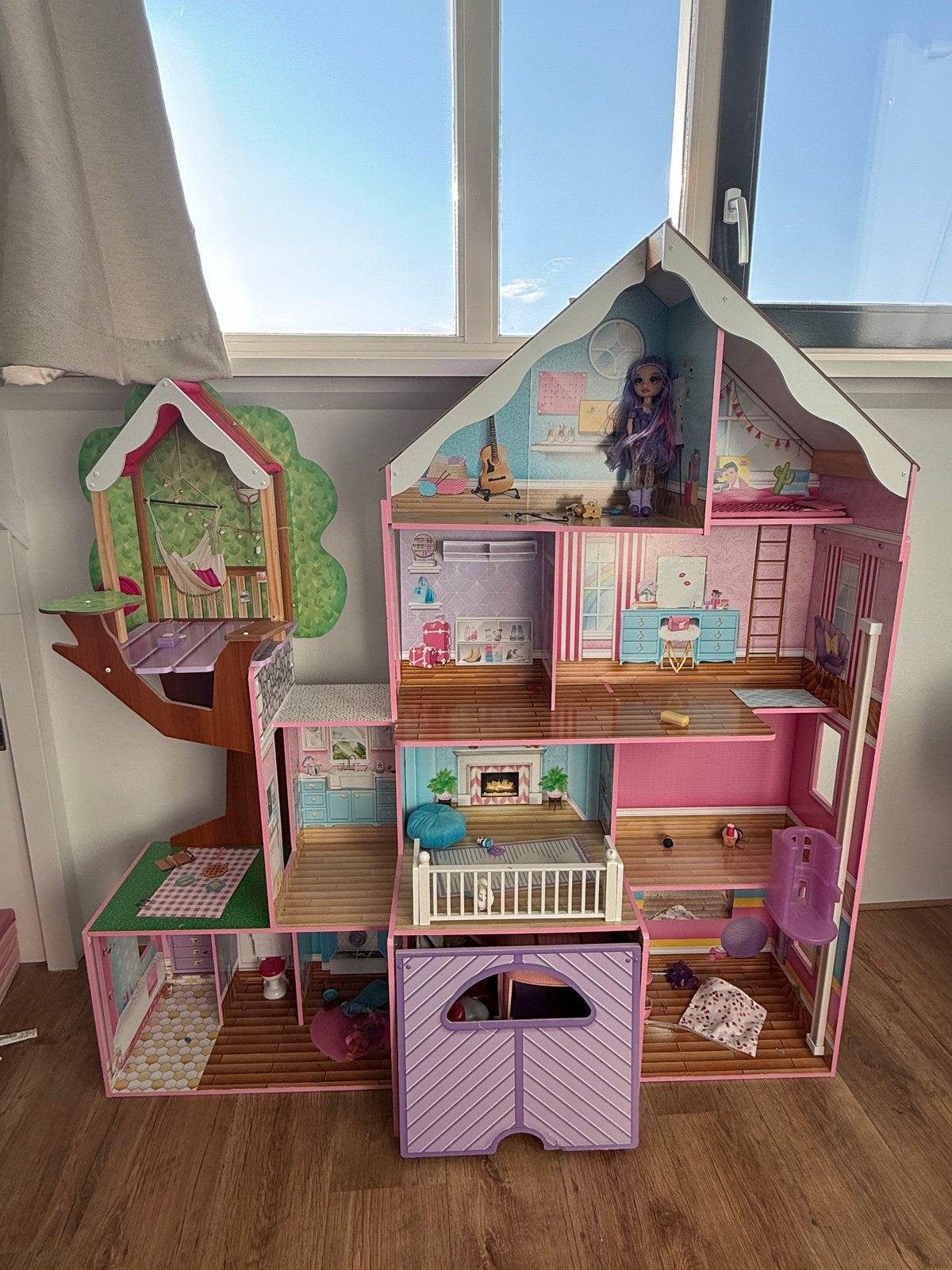 Groot poppenhuis met boomhut en accessoires, Ophalen, Gebruikt, Overige typen