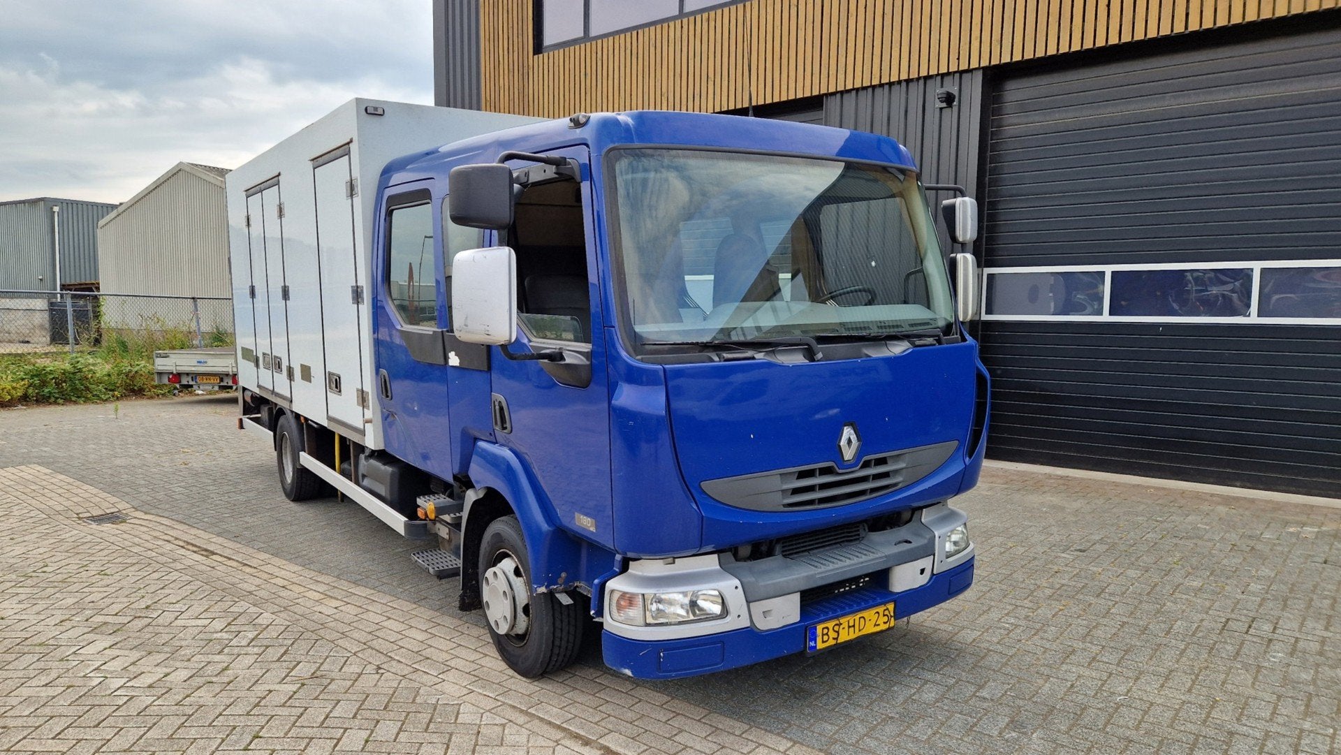 Renault MIDLUM 180-08/B Dubbel Cabine / Koeling, Auto's, Vrachtwagens, Achterwielaandrijving, 7 stoelen, Origineel Nederlands