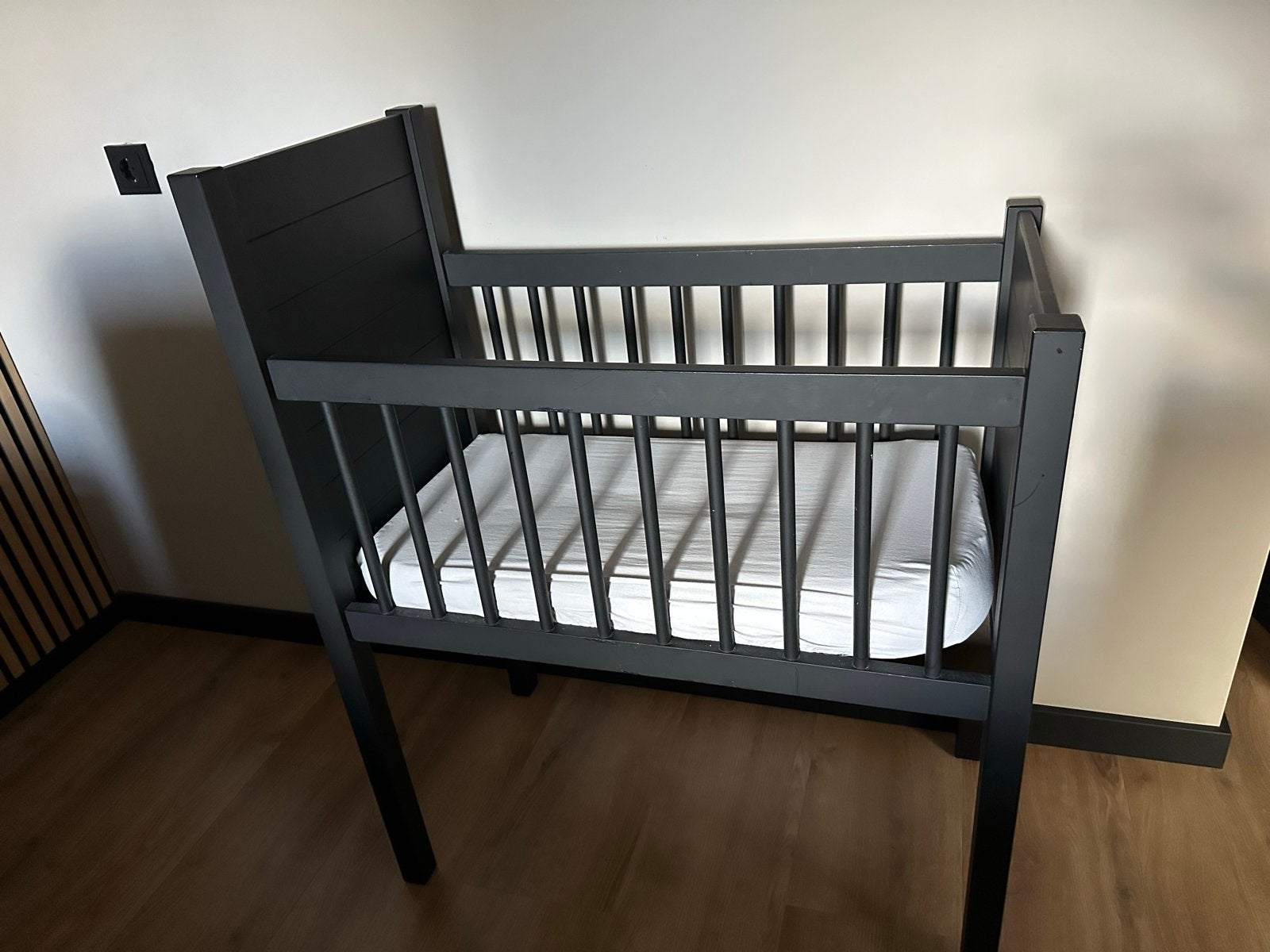 Kidsmill Wieg zwart inclusief matras en hoeslakens, Ophalen, Zo goed als nieuw, Wieg
