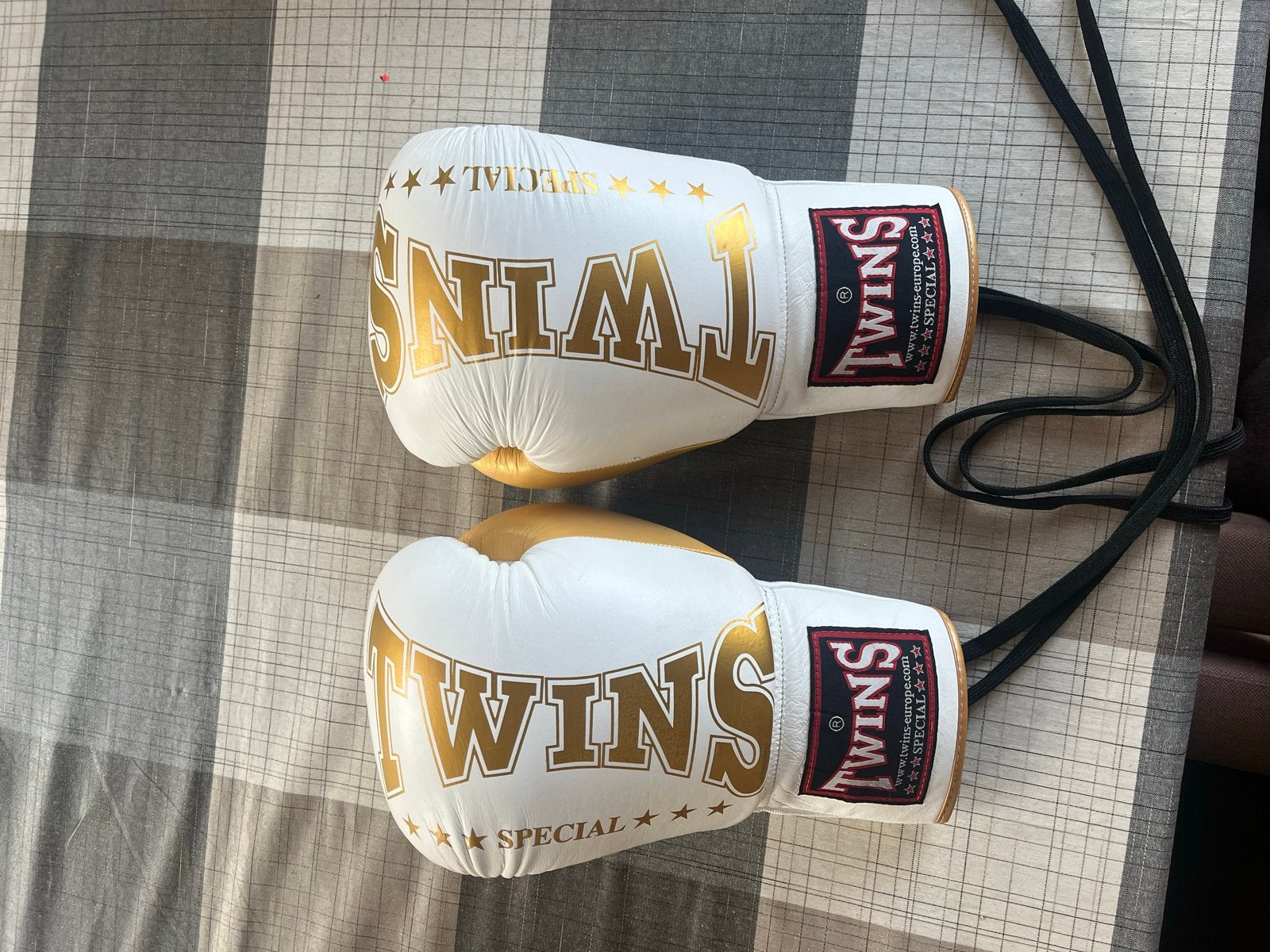 Twins BGLL 8 Lace Up Bokshandschoenen 16oz, Ophalen of Verzenden, Zo goed als nieuw, Bokshandschoenen