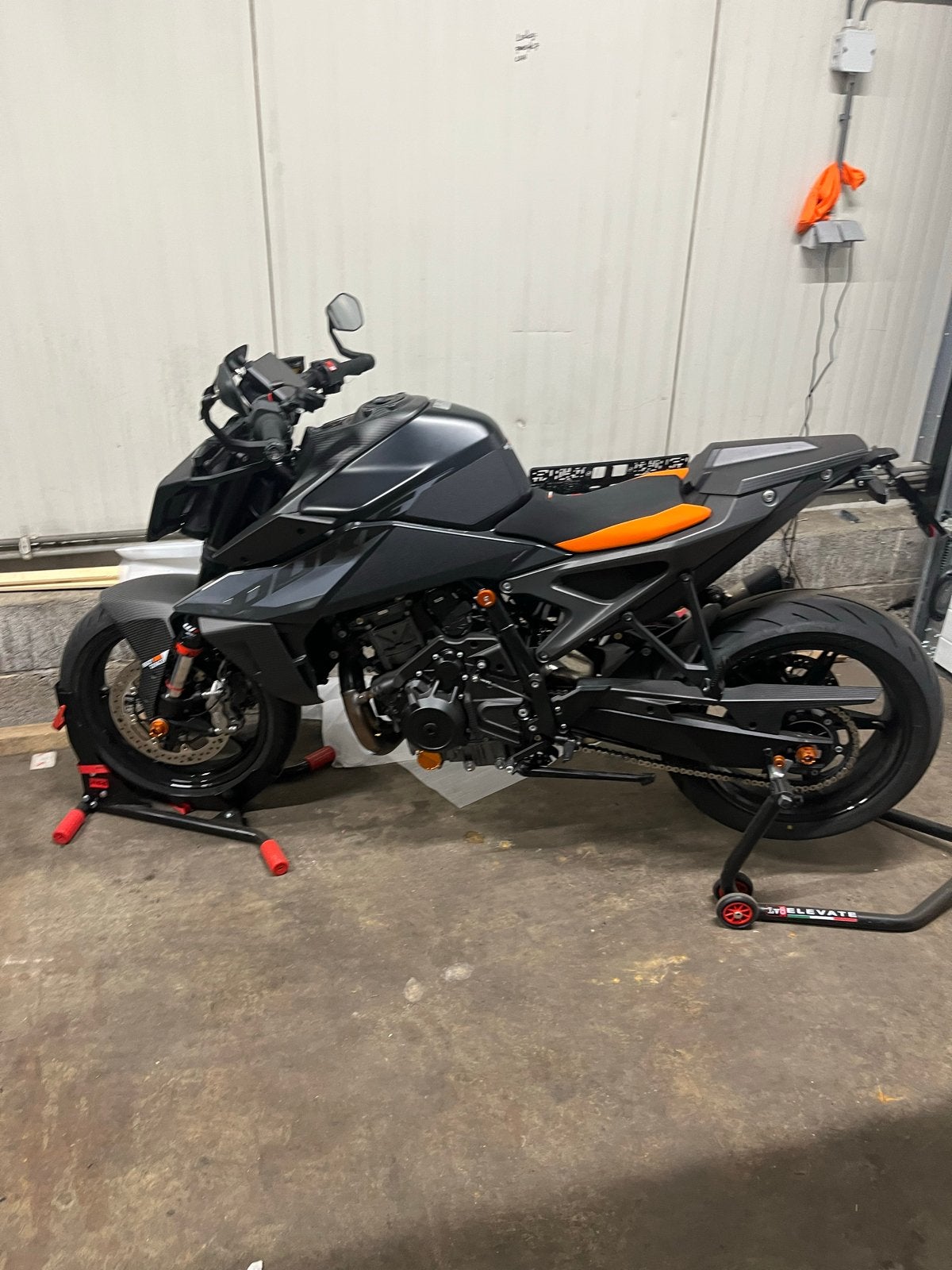 KTM 990 Duke full carbon - in prijs verlaagd 12.999€!!!, Gebruikt, Particulier, ABS, Handgeschakeld