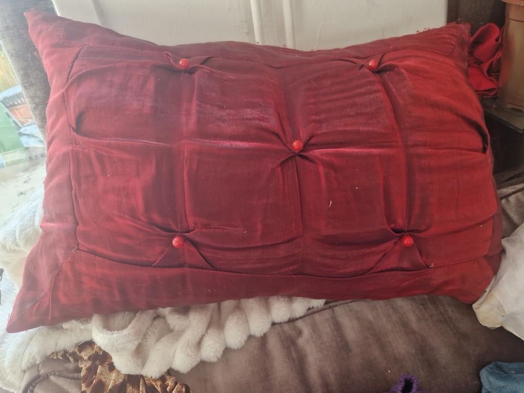 Groot bordeaux Rood decoratief kussen met parels satijn, Ophalen of Verzenden, Gebruikt, Rood, Rechthoekig