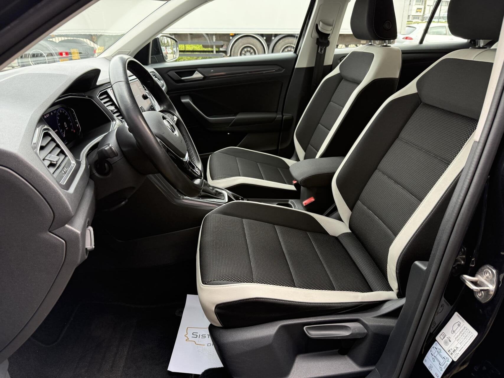 Volkswagen T-Roc 1.5 TSI Sport, 1254 kg, 4 cilinders, Leder en Stof, Zwart