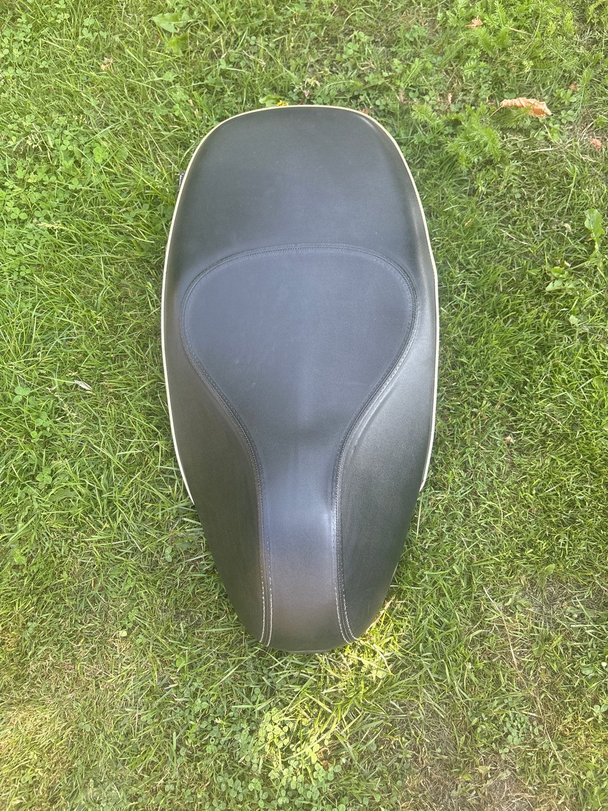 Origineel Vespa Sprint zadel - slot mechanische defect, Fietsen en Brommers, Brommeronderdelen | Scooters, Ophalen of Verzenden