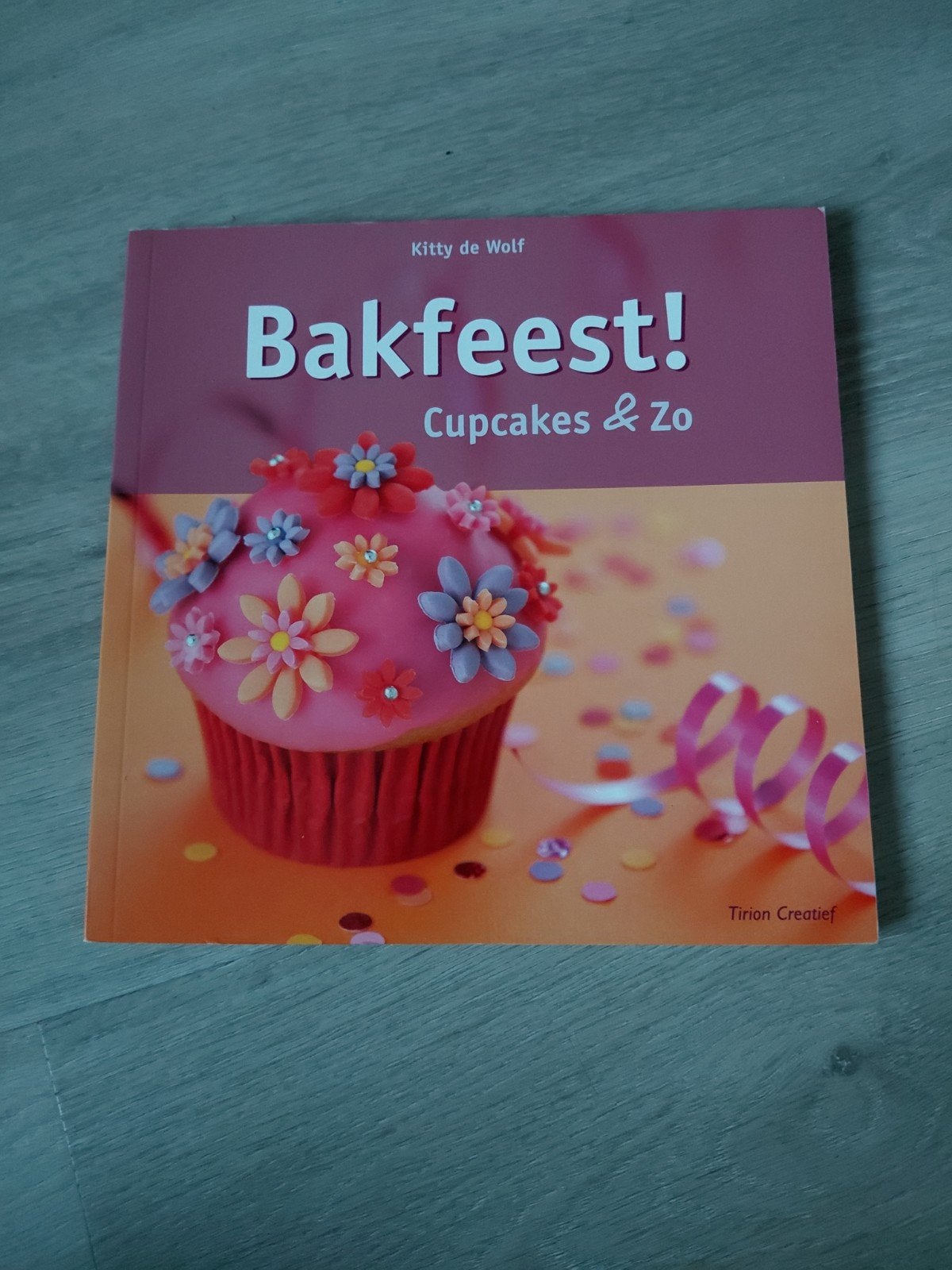 Bakfeest! Cupcakes & Zo, Traktaties & Zo, Taarten & Zo, Boeken, Kookboeken, Taart, Gebak en Desserts, Ophalen of Verzenden, Zo goed als nieuw