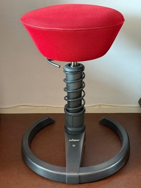 Swopper kruk zgan kleur rood., Ophalen of Verzenden, Zo goed als nieuw, Bureaukruk, Rood