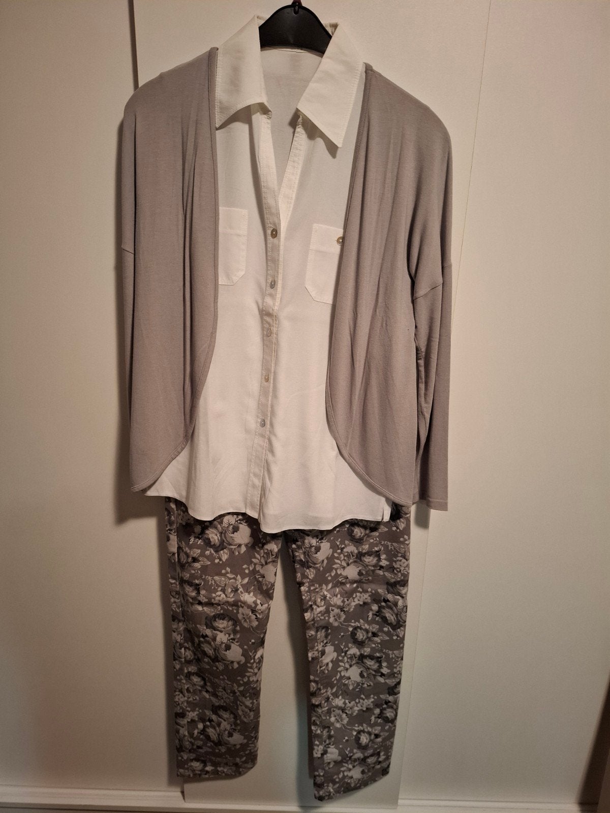 dames broek met bloes en vest, Ophalen, Zo goed als nieuw, Maat 38/40 (M)