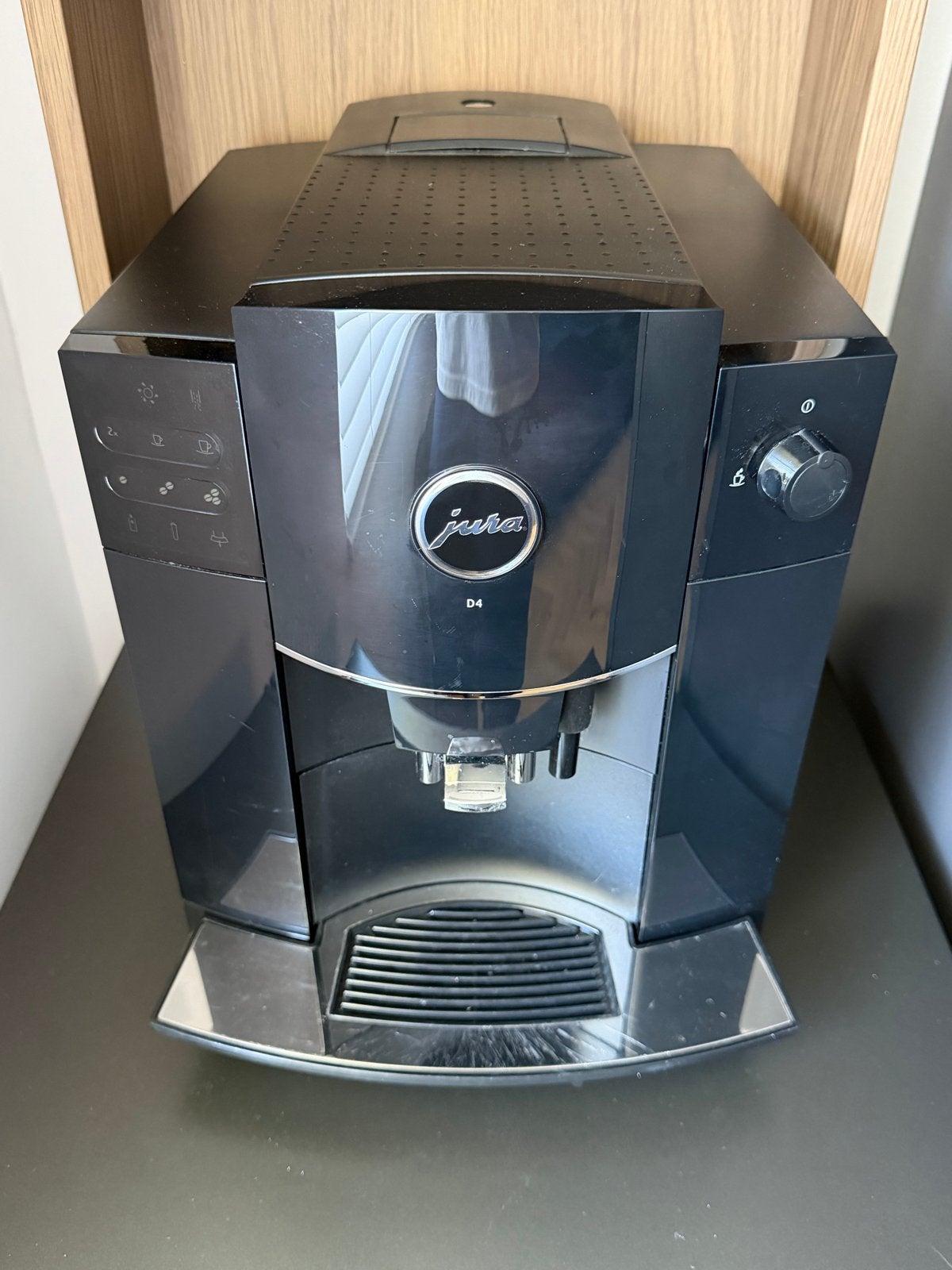 Jura D4 - piano black, Afneembaar waterreservoir, Gebruikt, Espresso apparaat, 4 tot 10 kopjes