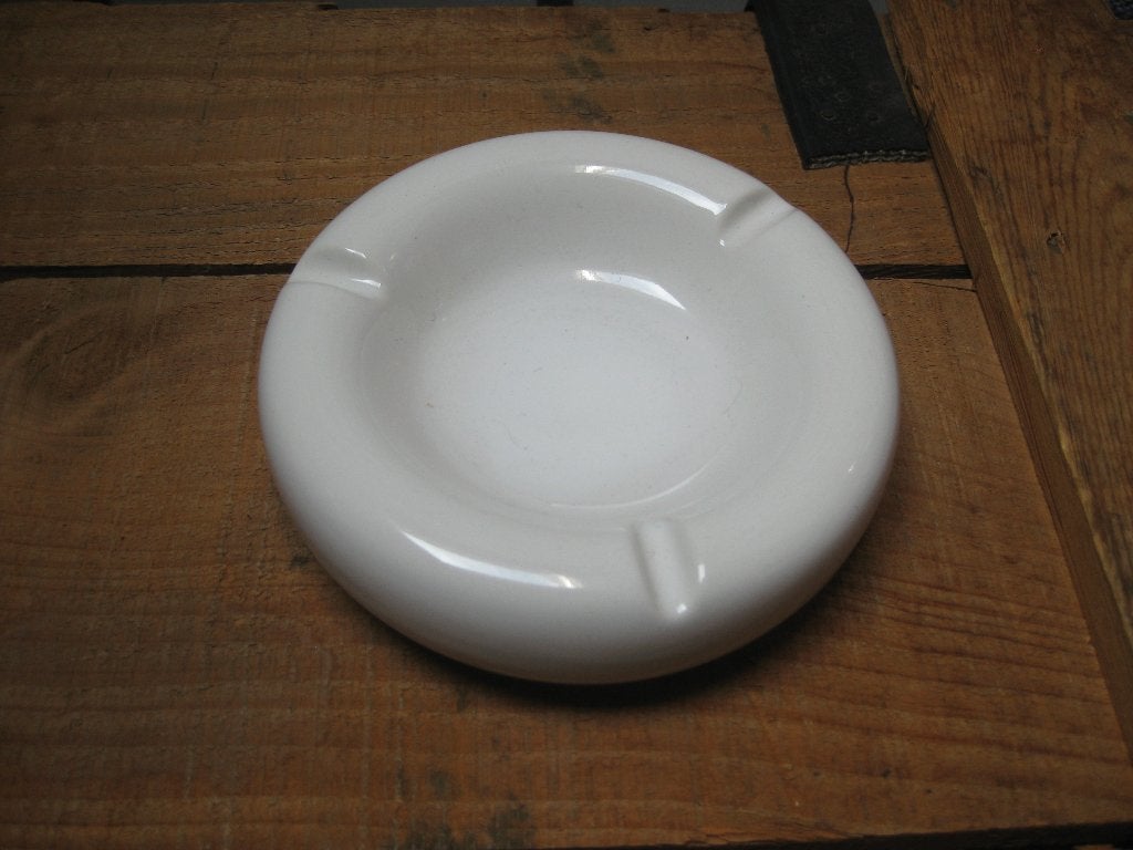 Gebroken witte asbak diameter 14,5 cm hoogte 4 cm, Ophalen of Verzenden, Zo goed als nieuw, Asbak