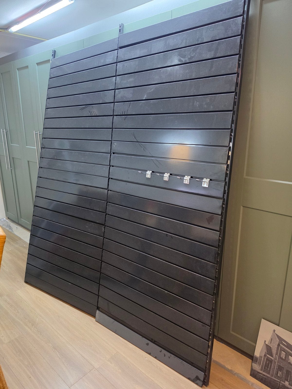 Groot zwart slatwall paneel voor winkel of opslag, Ophalen