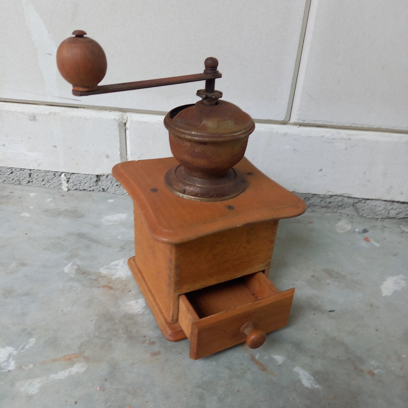Vintage handmatige koffiemolen met lade, Antiek en Kunst, Antiek | Keukenbenodigdheden, Ophalen of Verzenden