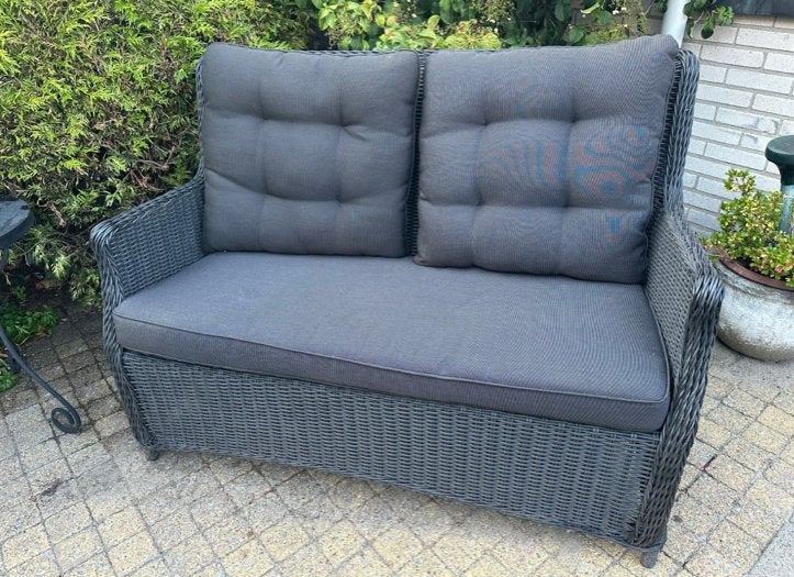 Comfortabele zwarte kunststof rieten tuinbank met kussens, Tuin en Terras, Ophalen of Verzenden, Zo goed als nieuw, Kunststof