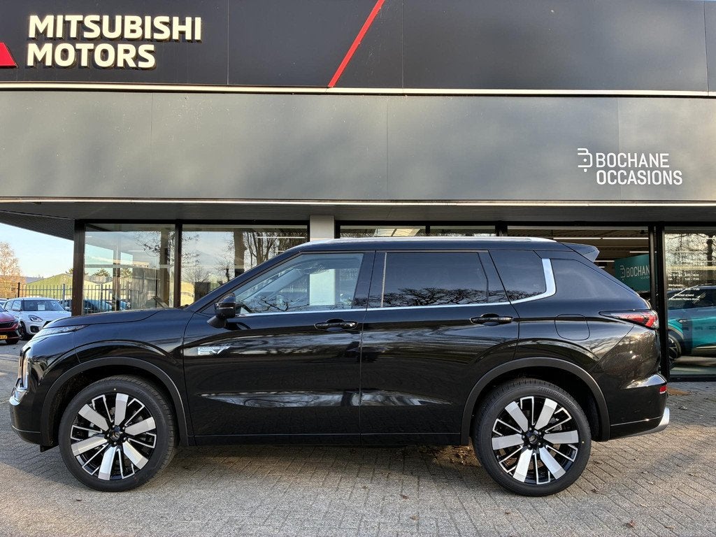 Mitsubishi Outlander 2.4 PHEV First Edition NIEUW UIT VOORRA, Auto's, Mitsubishi, Automaat, Outlander, Met garantie (alle), Zwart