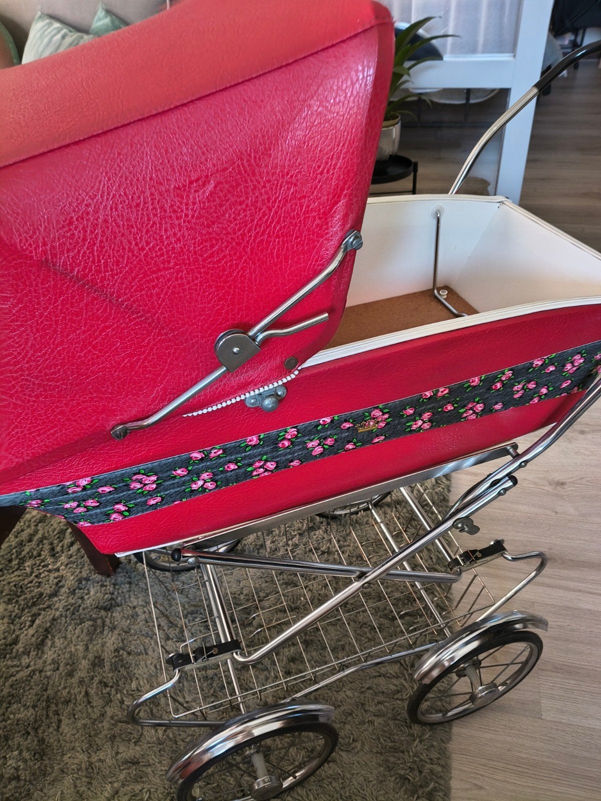 Vintage kinderwagen - Klassieke rode kinderwagen, Antiek en Kunst, Antiek | Speelgoed, Ophalen
