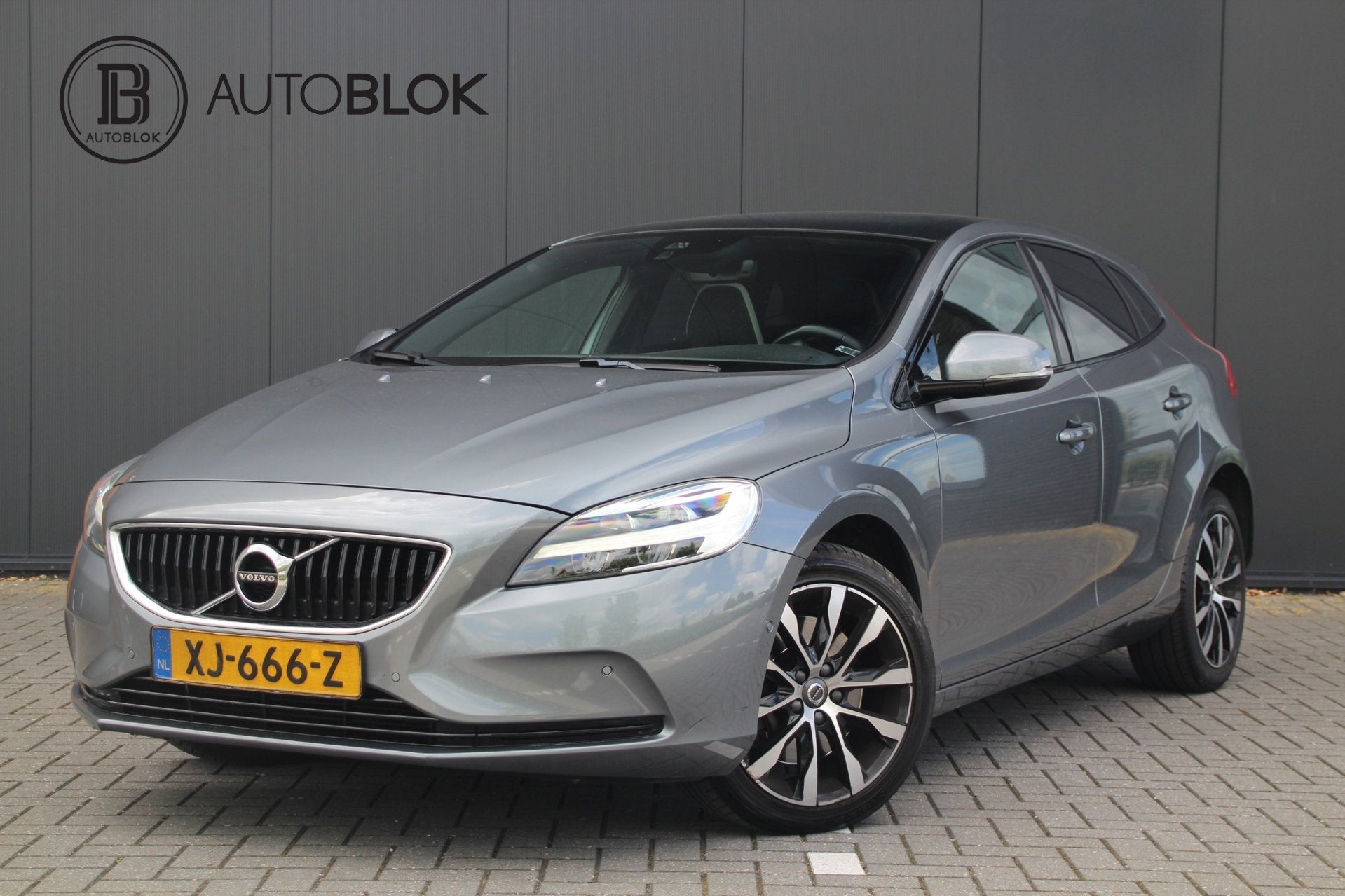 Volvo V40 1.5 T3 Dynamic Edition | Stoelverwarming | AUTOMAA, Auto's, Stof, 4 cilinders, 700 kg, Origineel Nederlands