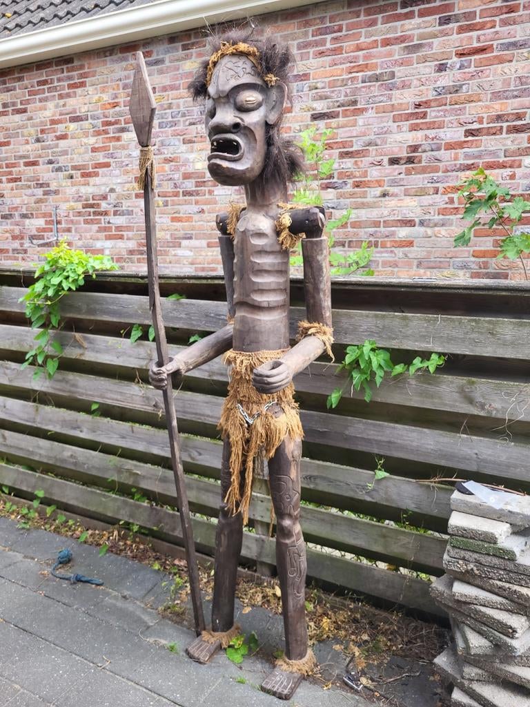 Groot houten beeld van krijger met speer, Ophalen