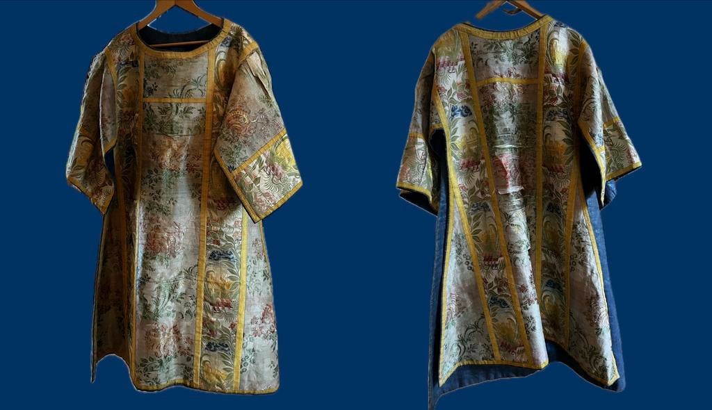 Antieke Kazuifel van Zijde met Bloemmotief, Antiek en Kunst, Antiek | Religie, Ophalen